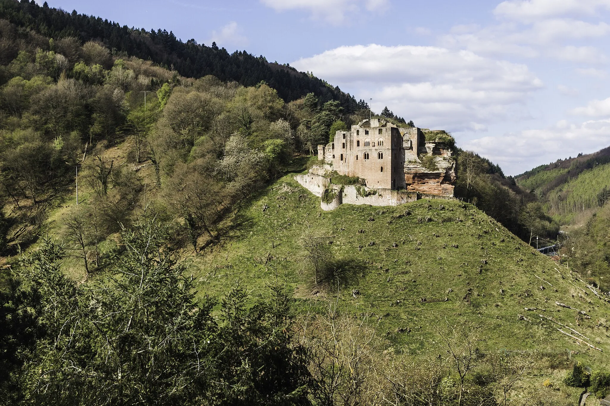 Photo showing: View on Burg Frankenstein (Palatinate) from Heidenfelsen.