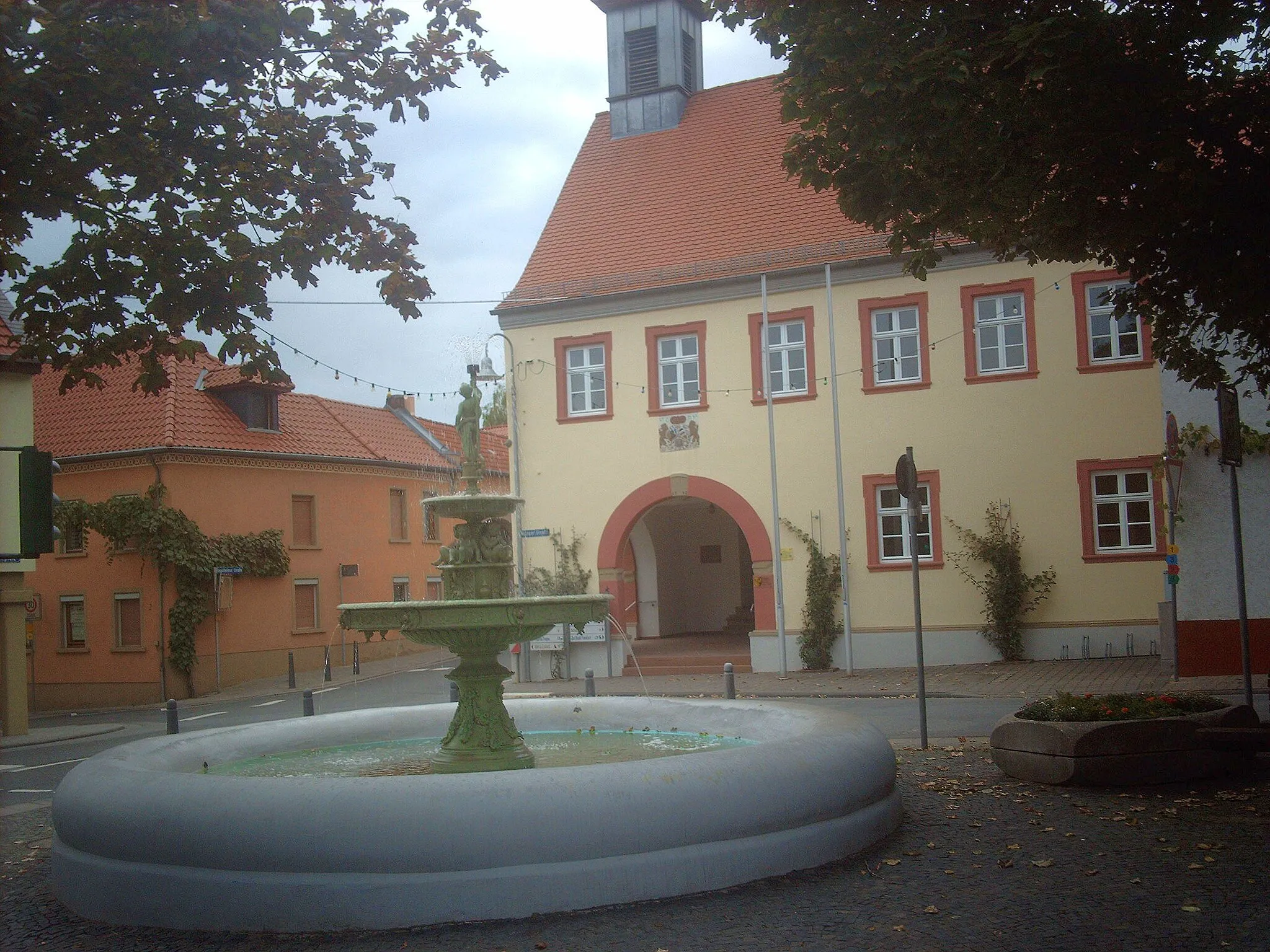 Photo showing: Platzbildprägendes Ensemble des 18. und 19. Jahrhunderts im Erscheinungsbild um 1900 mit Kirche (1843/44), barockem Rat- und Backhaus (1742), Gasthäusern (barock und spätklassizistisch), barockem Vierseithof und Torfahrthäusern