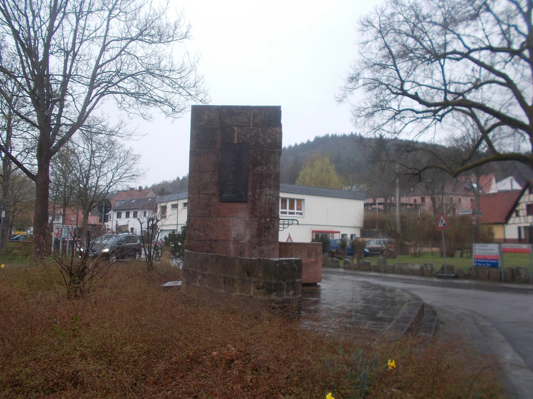 Photo showing: Kriegerdenkmal 1914/18; reliefierter stelenartiger Kubus mit Brunnenbecken, nach 1945 erweitert