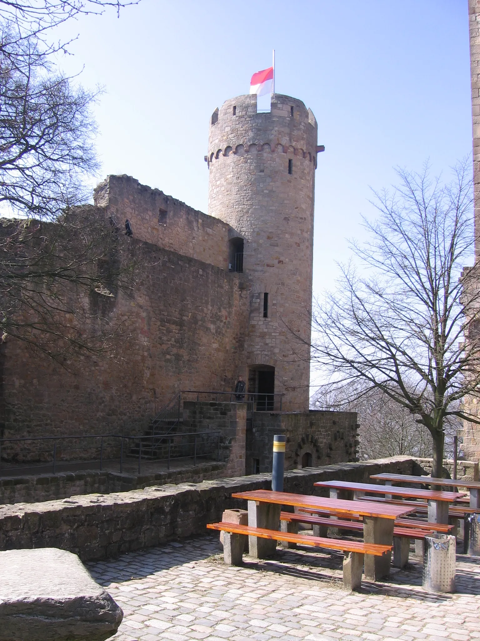 Photo showing: South-West tower of the castle Starkenburg with the flag of Hesse near Heppenheim, Germany