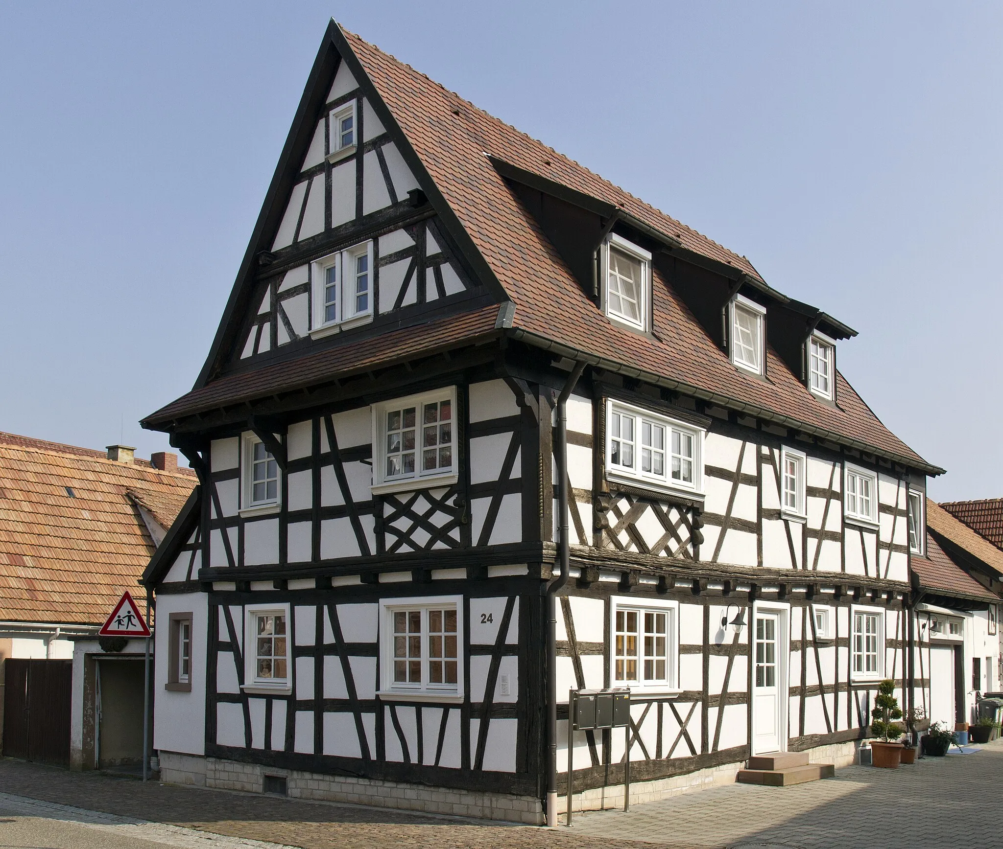 Photo showing: Barbelroth, Hauptstraße 24, barockes Fachwerkwohnhaus, wohl vom Anfang des 18. Jahrhunderts