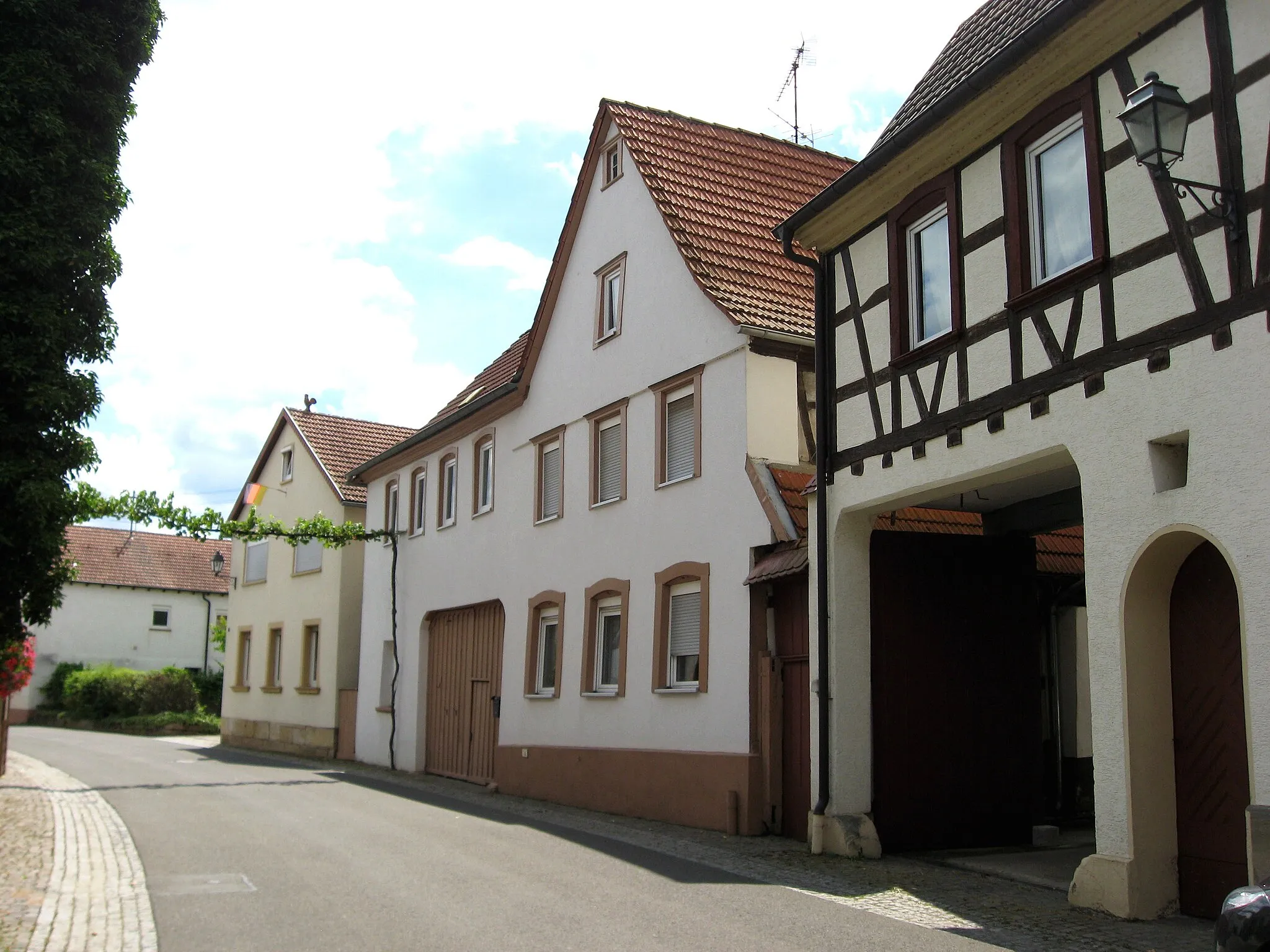 Photo showing: Hofanlage Hauptstraße 66 in Dierbach; Giebelständiges Wohnhaus, der traufständische Torbau überbaut; rechts daneben (Nr. 64) ähliche Bauweise, jedoch mit Fachwerk