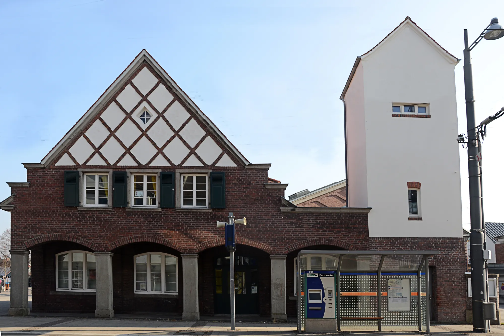 Photo showing: Denkmalgeschützte Gebäude in Darmstadt-Arheilgen, Frankfurter Landstraße 149
Details siehe:

https://de.wikipedia.org/wiki/Stra%C3%9Fenbahndepot_Arheilgen