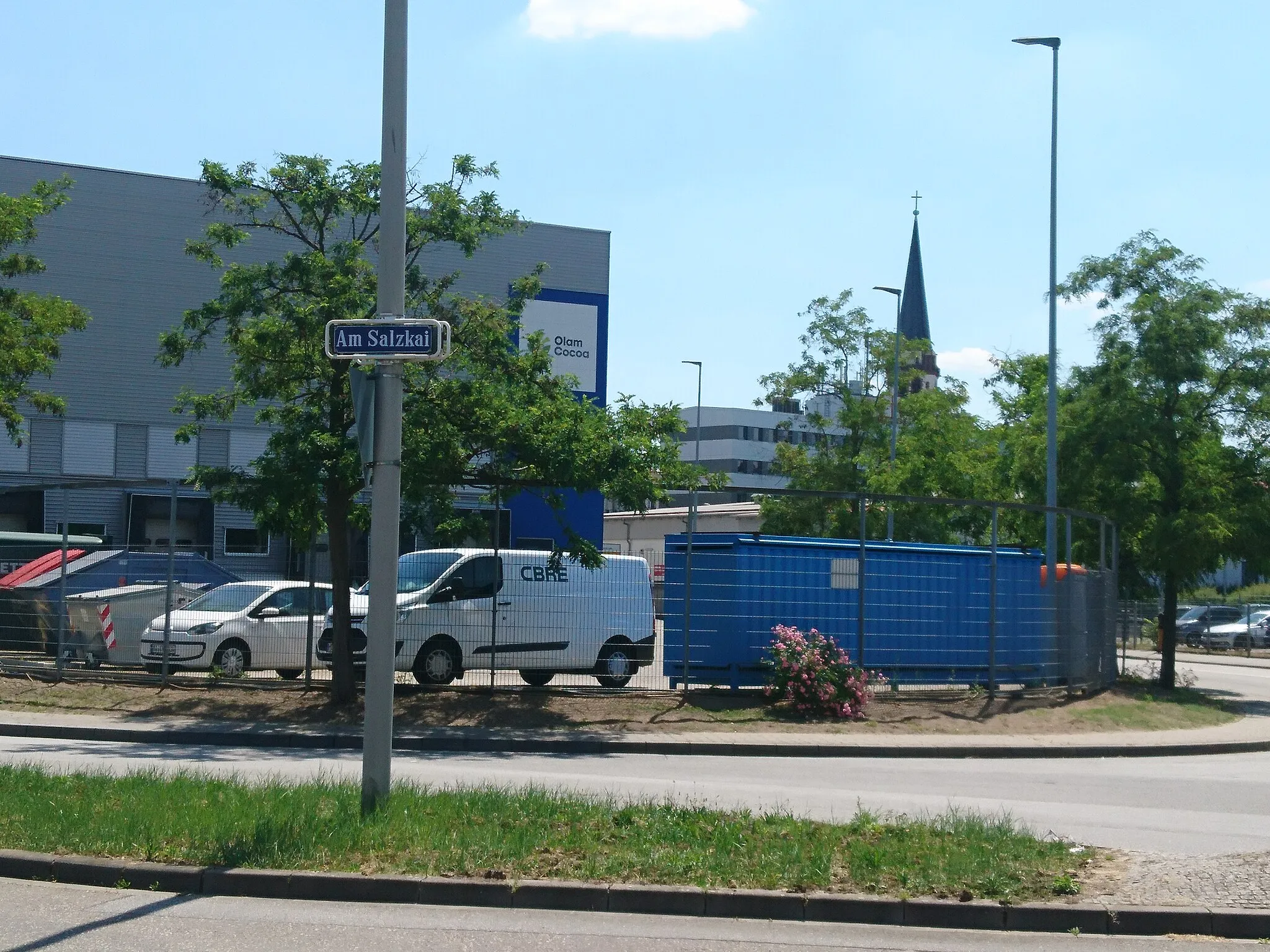 Photo showing: Am Salzkai. Links im Hintergrund die Produktionshalle der Schokoladenfabrik.