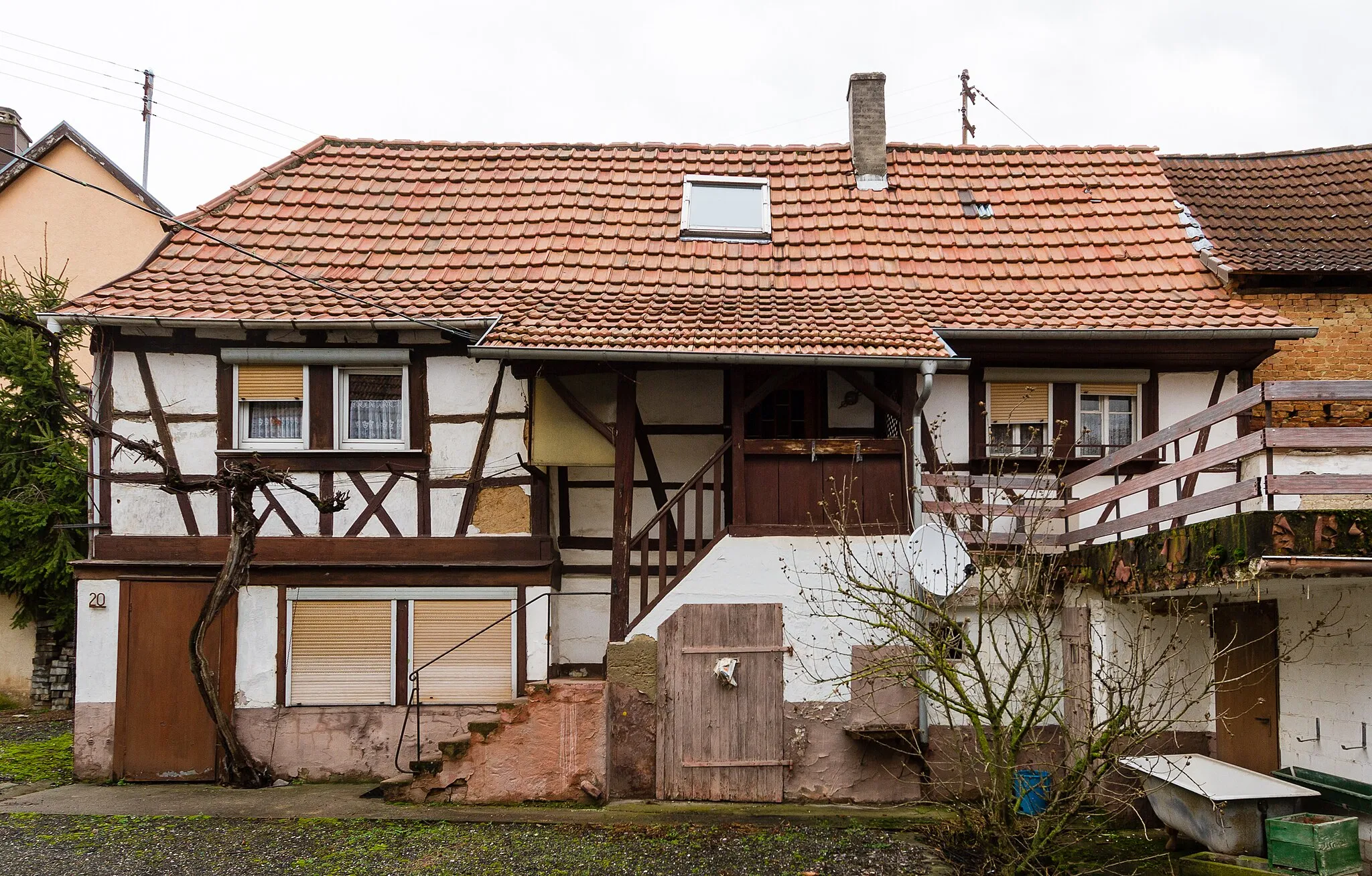 Photo showing: This is a photograph of a cultural monument. It is on the list of cultural monuments of Impflingen.
Designation: Farmstead Location: Kirchstraße House number: 20 Place: Impflingen, Collective municipality Landau-Land, District Südliche Weinstraße, Rhineland-Palatinate, Federal Republic of Germany Construction time: 18th century
Description: Baroque half-timbered house, partly solid, clad.