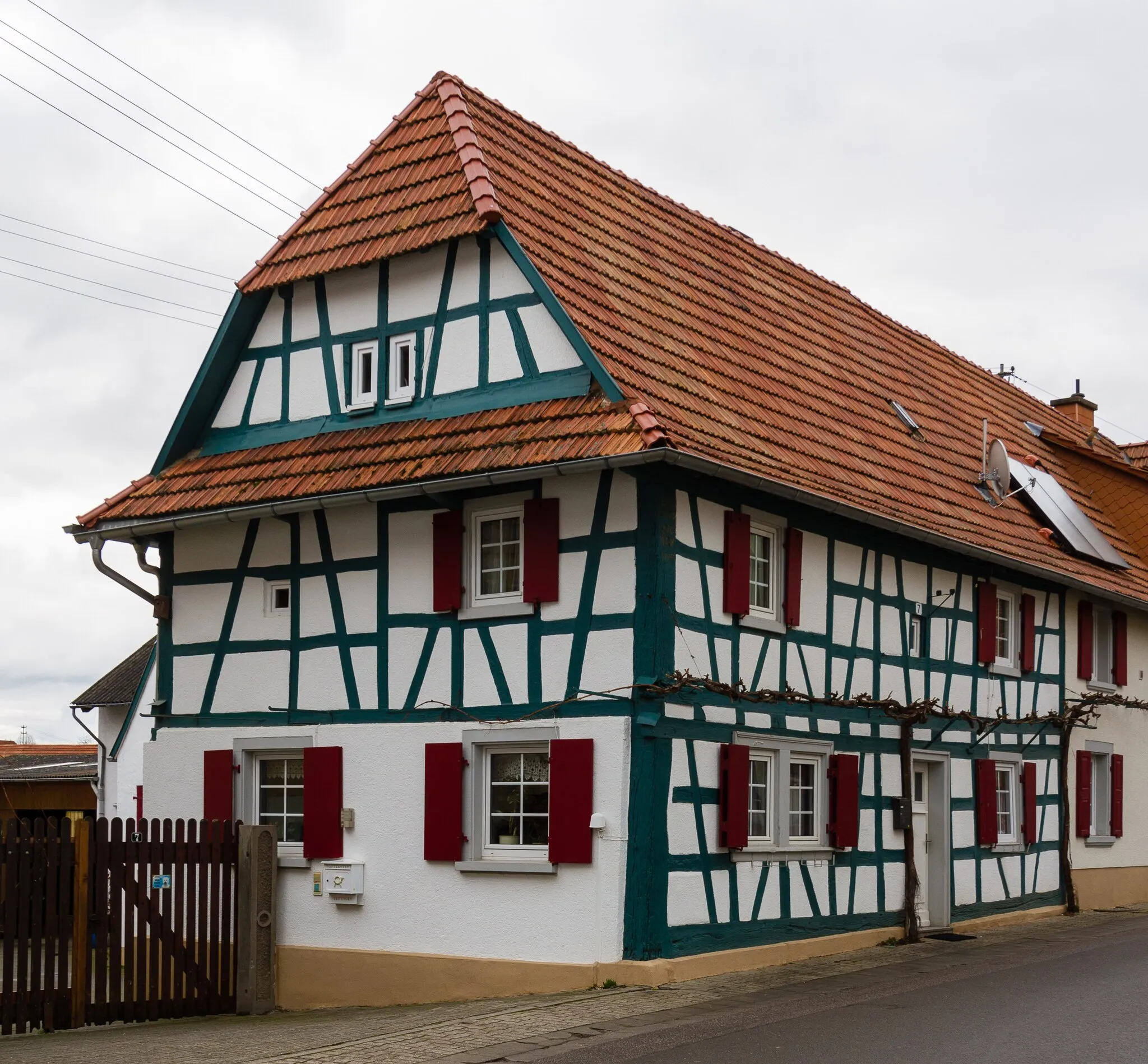 Photo showing: This is a photograph of a cultural monument. It is on the list of cultural monuments of Impflingen.
Designation: Half-timbered house Location: Bruchgasse House number: 5 Place: Impflingen, Collective municipality Landau-Land, District Südliche Weinstraße, Rhineland-Palatinate, Federal Republic of Germany Construction time: 17th/18th century
Description: Baroque half-timbered house, partially solid, hipped roof.