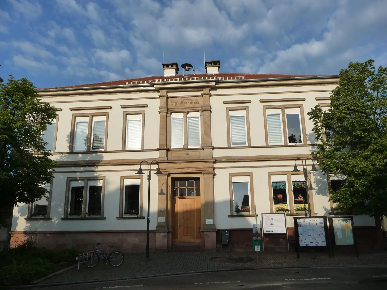 Photo showing: Schul- und Gemeindehaus in Geinsheim (Neustadt an der Weinstraße)