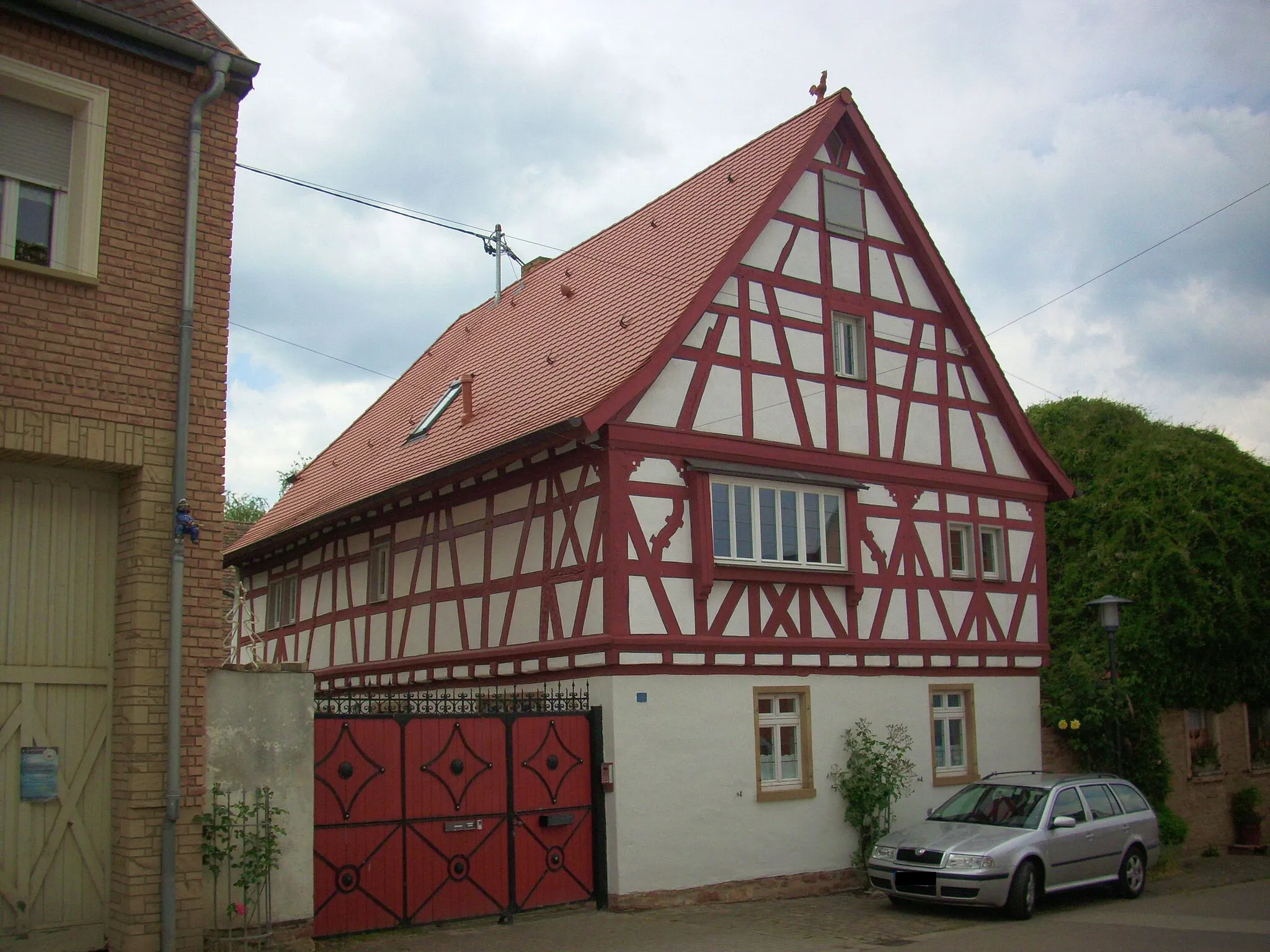 Photo showing: Hakenhof; Wohnhaus, teilweise Zierfachwerk, um 1700, Hoftor 19. Jahrhundert