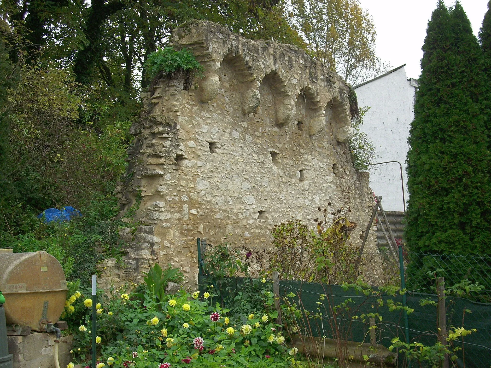 Photo showing: Teilstück der spätmittelalterlichen Ortsbefestigung, Ringmauer mit Teilstück des Grabens, wohl aus dem frühen 14. Jahrhundert
