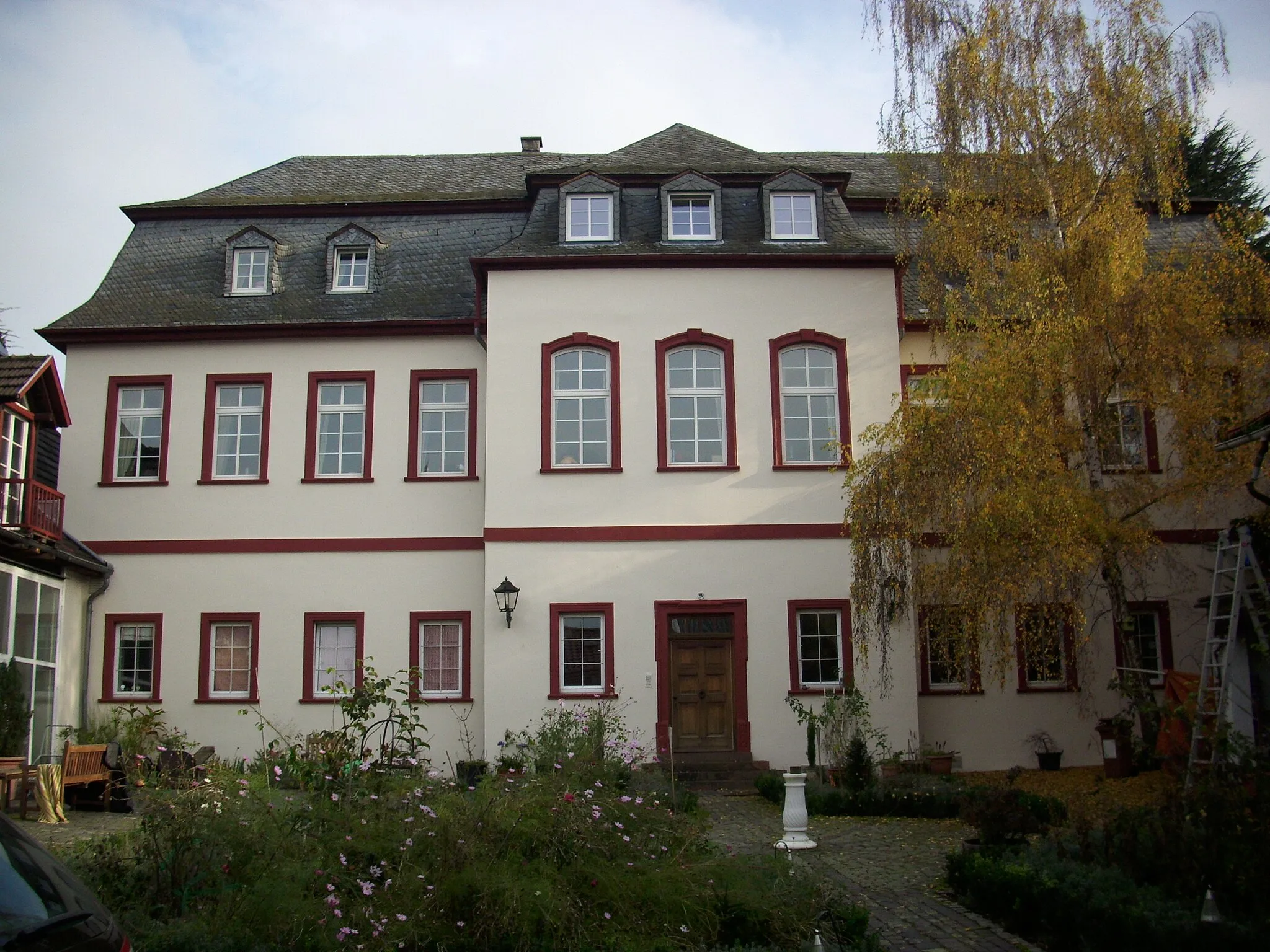 Photo showing: Schlossartiger spätbarocker Mansardwalmdachbau in Gartenanlage, 1788, Wappenstein bezeichnet 1539 (1559?); Oberhofstraße 4