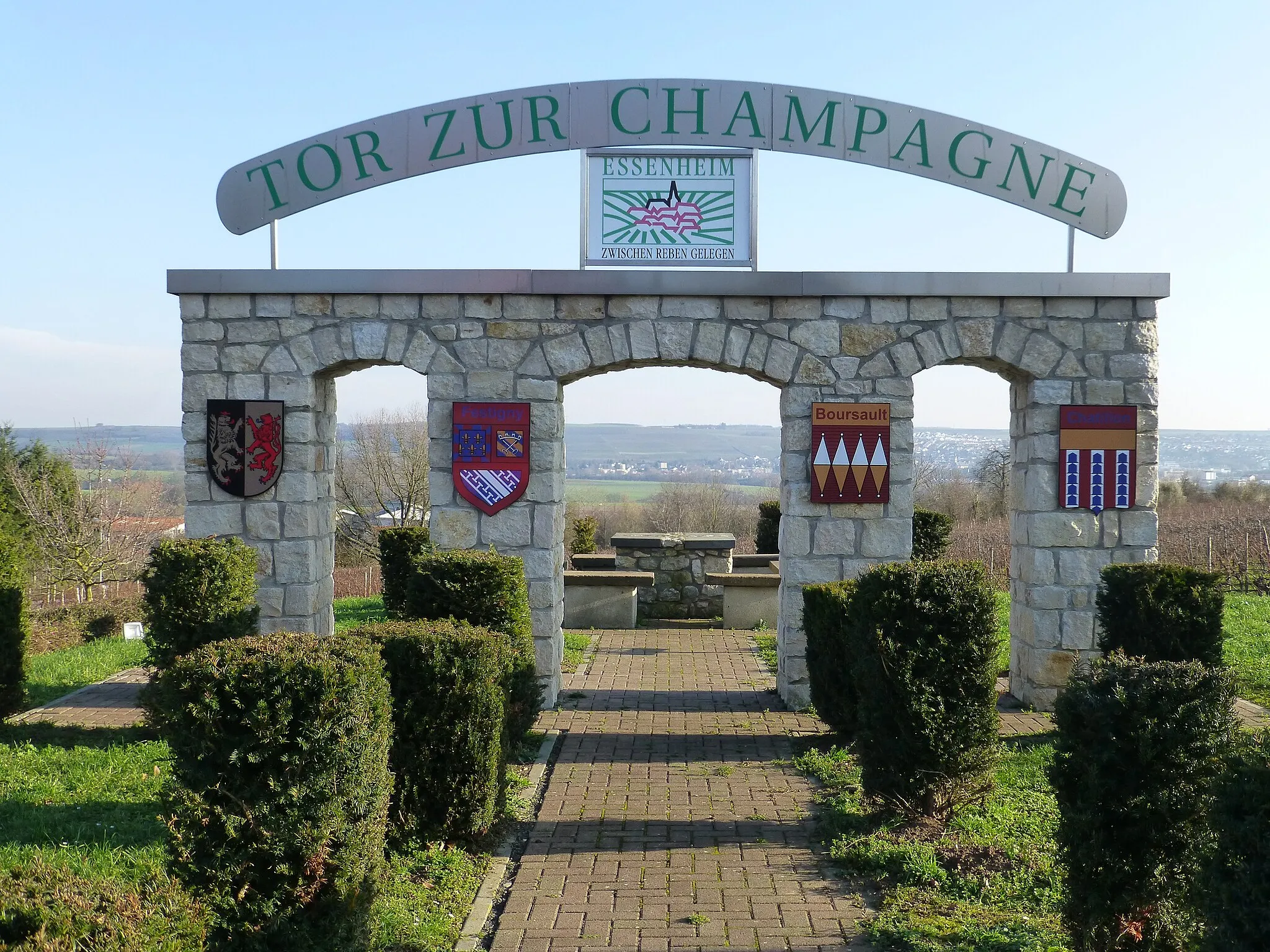 Photo showing: Tor zur Champagne am südlichen Ortseingang von Essenheim