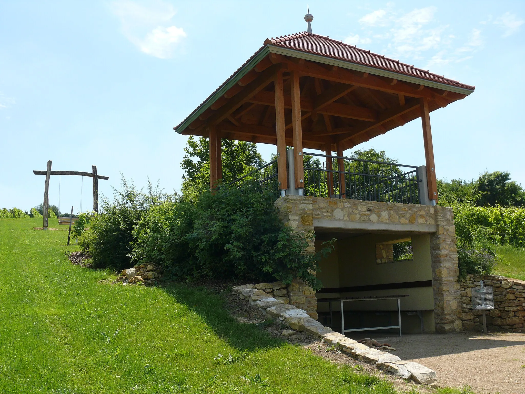 Photo showing: Picknicktisch im Untergeschoss, oben überdachter Ausblick, im Hintergrund die Liebesschaukel.