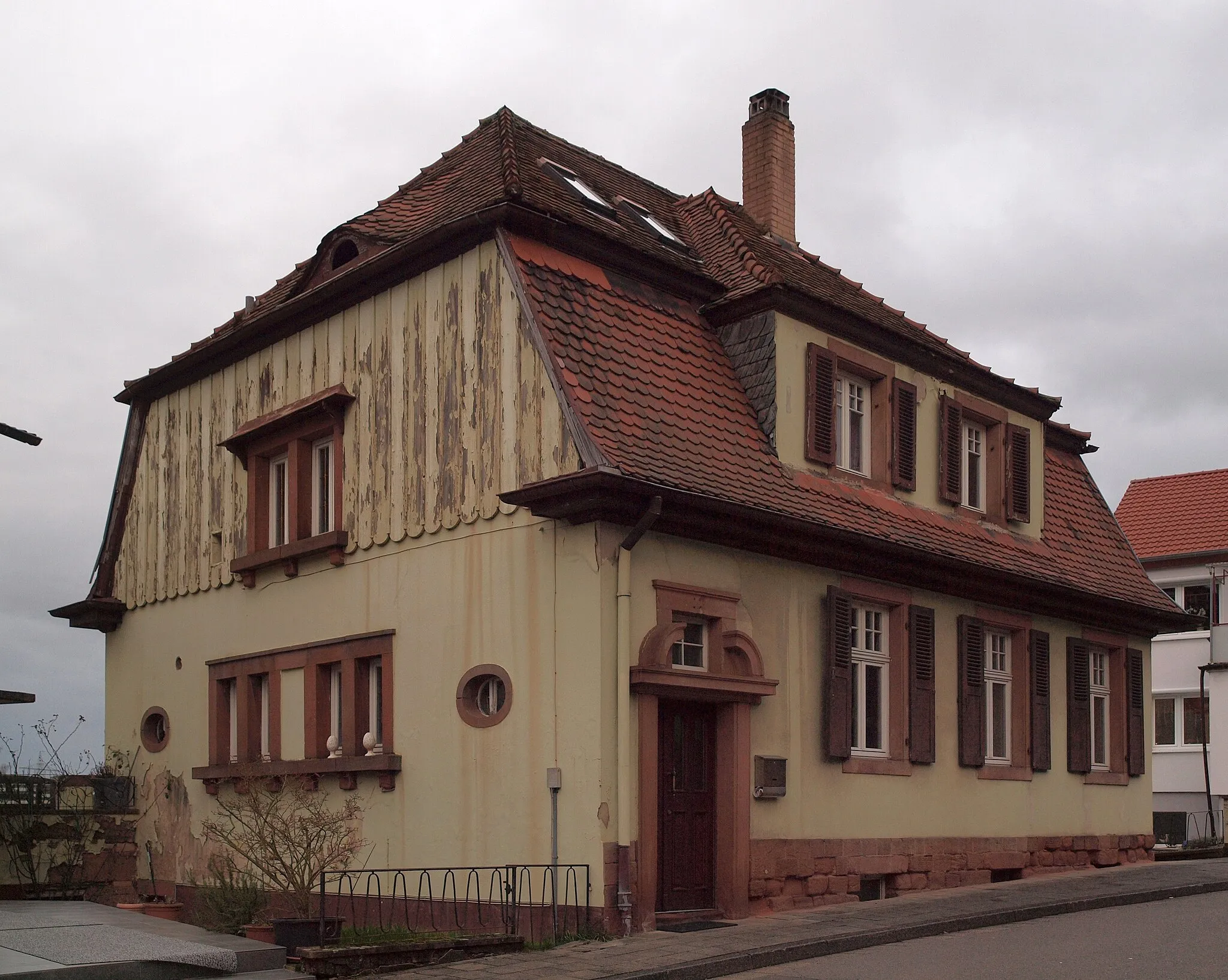 Photo showing: Wohnhaus, Erfenbacher Straße 15