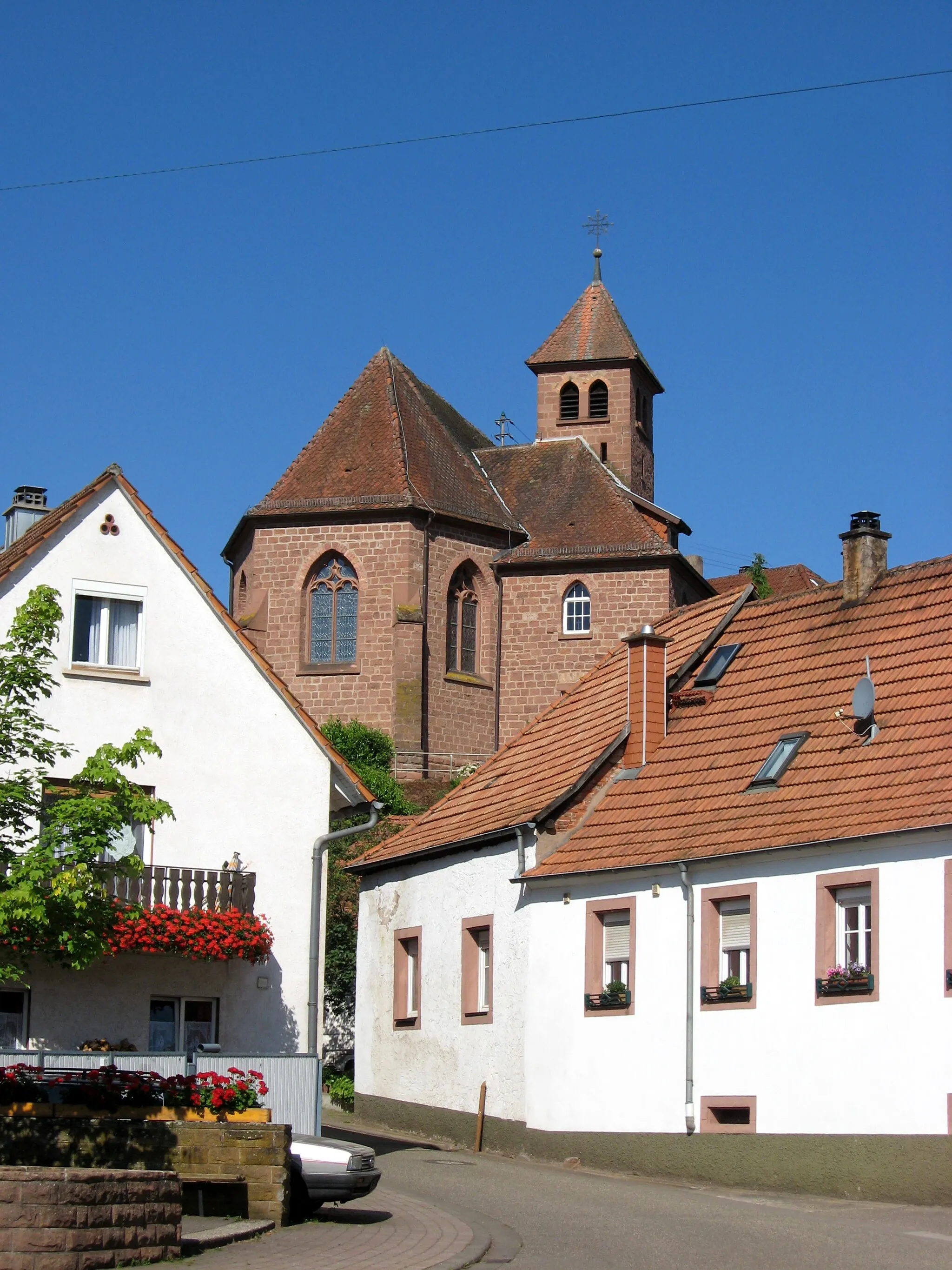 Photo showing: Dorfplatz mit der Katholischen Pfarrkirche St. Sylvester in Völkersweiler