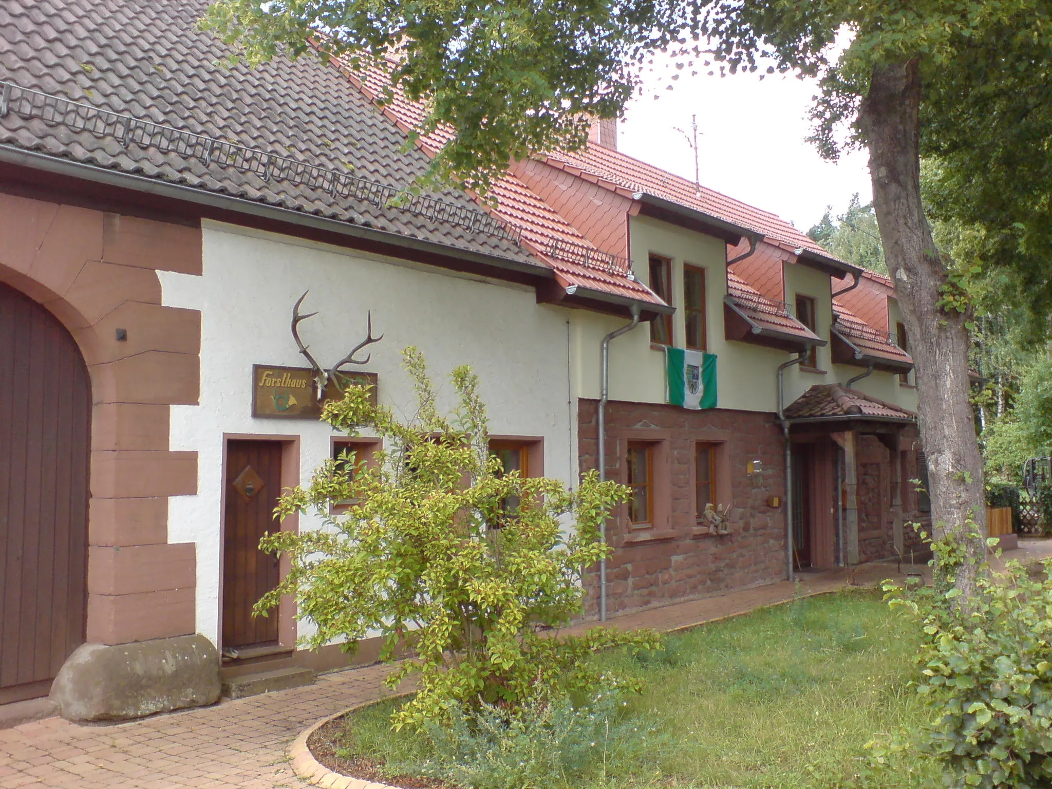 Photo showing: Das Forsthaus Lindelbrunn.