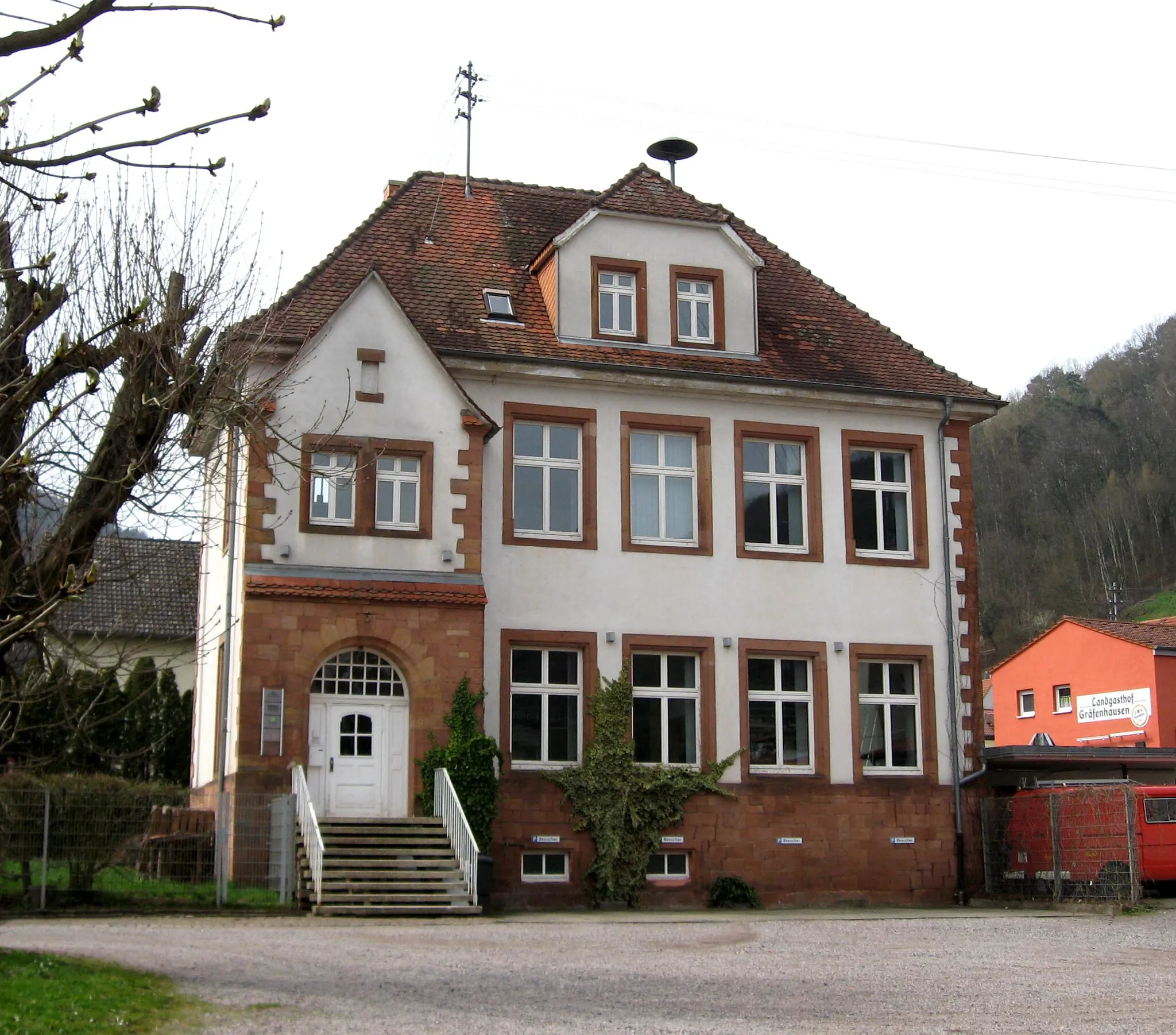 Photo showing: Ehemaliges Schulhaus Hahnenbachstraße 21 in Annweiler-Gräfenhausen