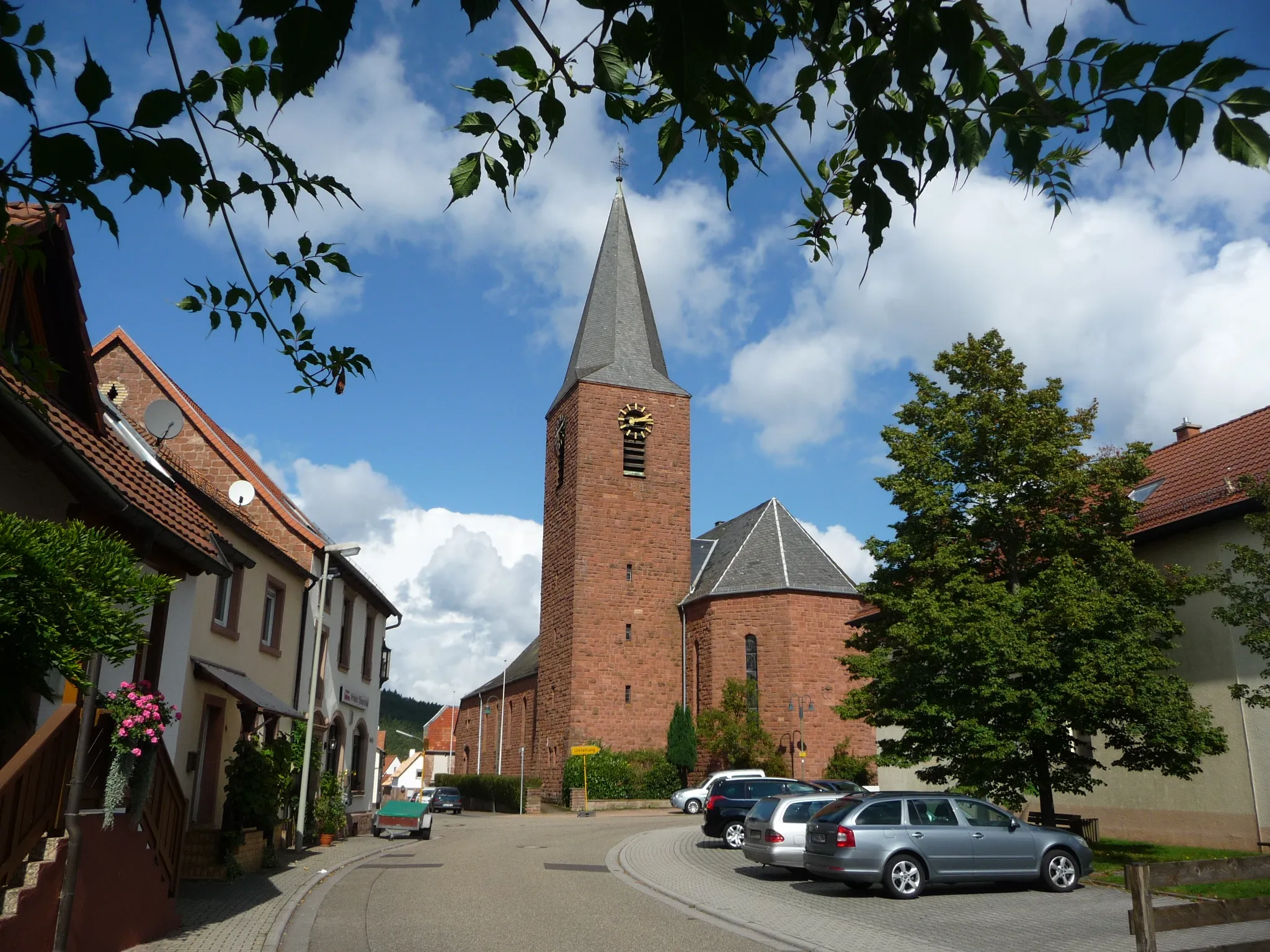 Photo showing: Die 1933/34 erbaute katholische Kirche St. Konrad von Parzham (auch Bruder-Konrad-Kirche) steht in der Ortsmitte von Esthal im Pfälzerwald.