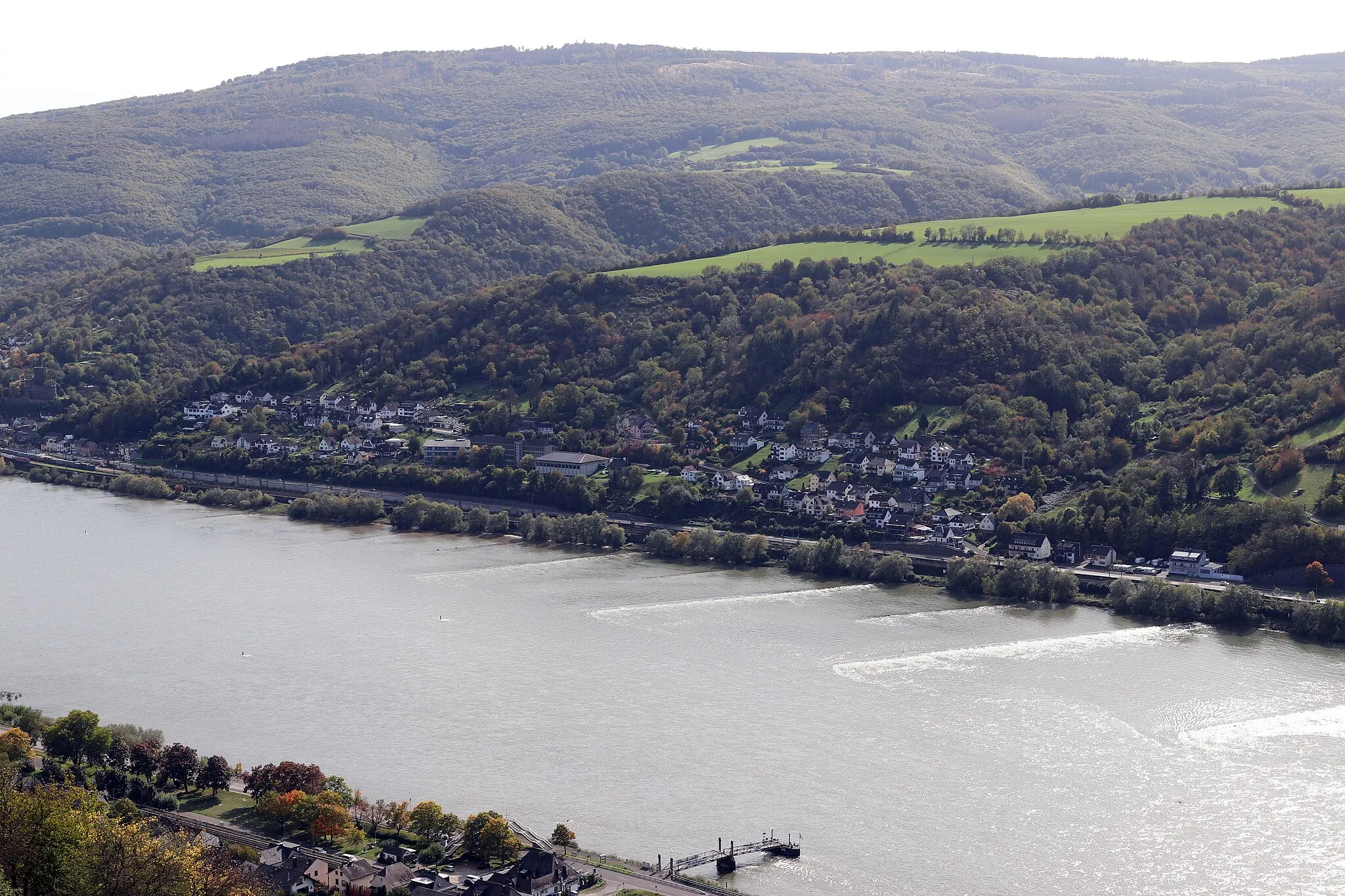 Photo showing: Blick auf Rheindiebach mit Burg Fürstenberg