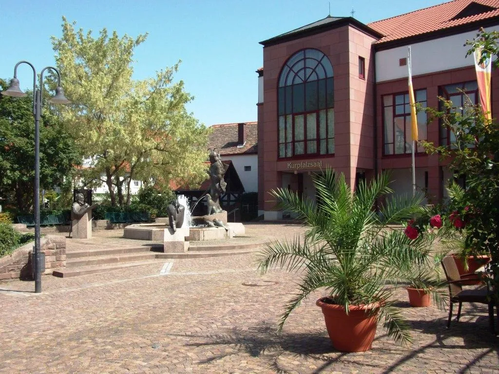 Photo showing: Brunnen vor dem Kurpfalzsaal in Edenkoben