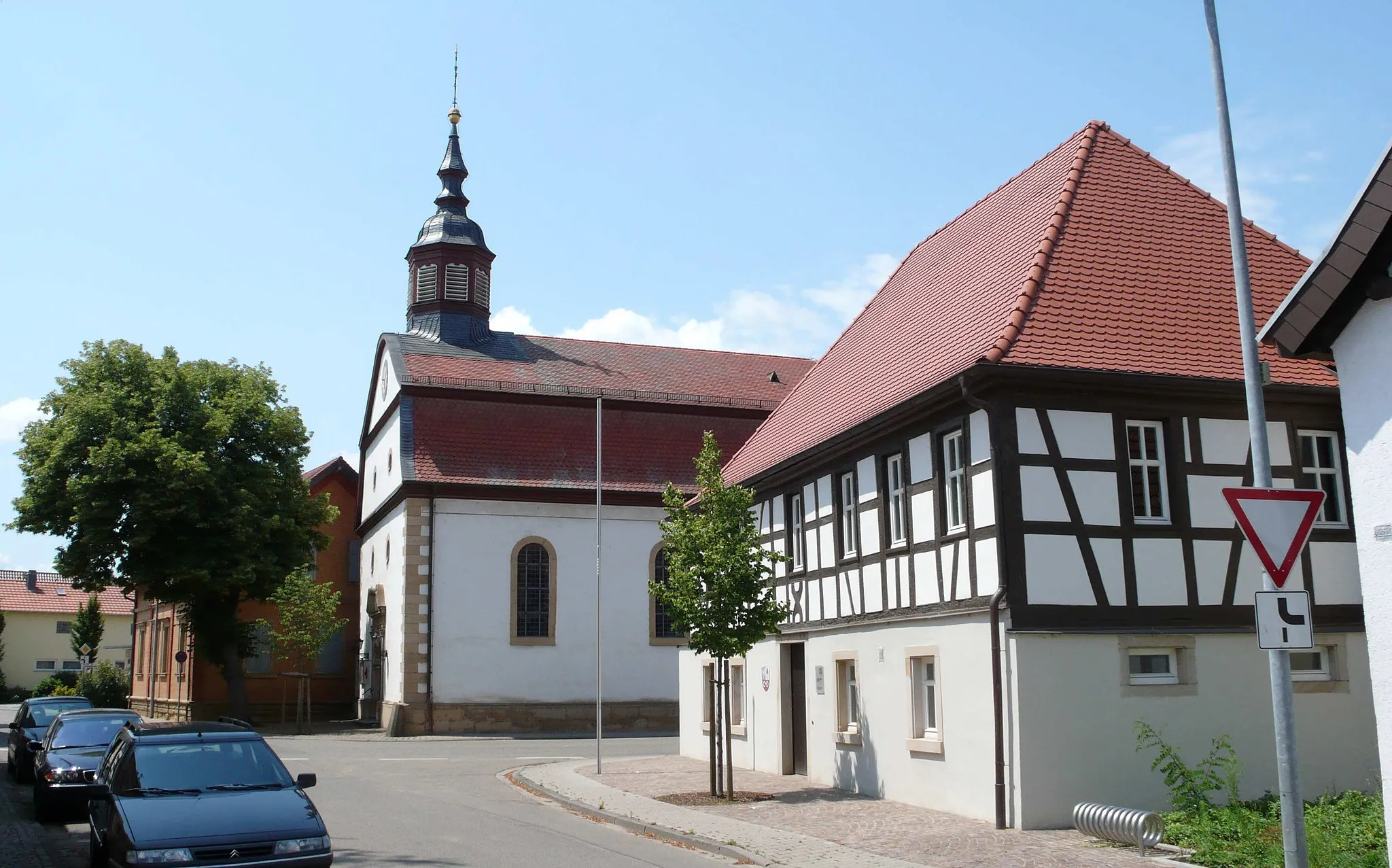 Photo showing: Historisches Rathaus und evangelische Kirche Assenheim