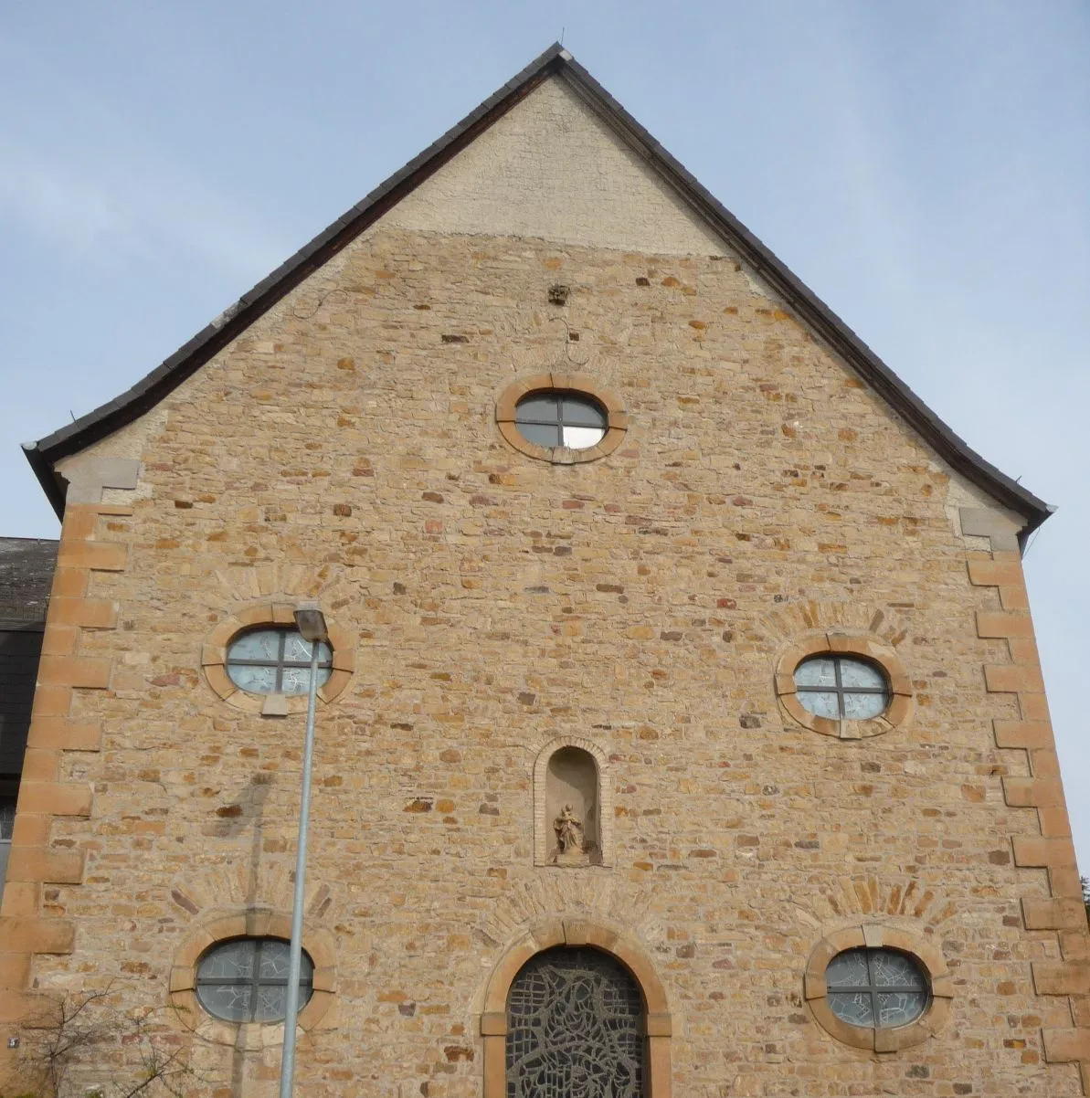 Photo showing: alte Fassade der katholischen Kirche
