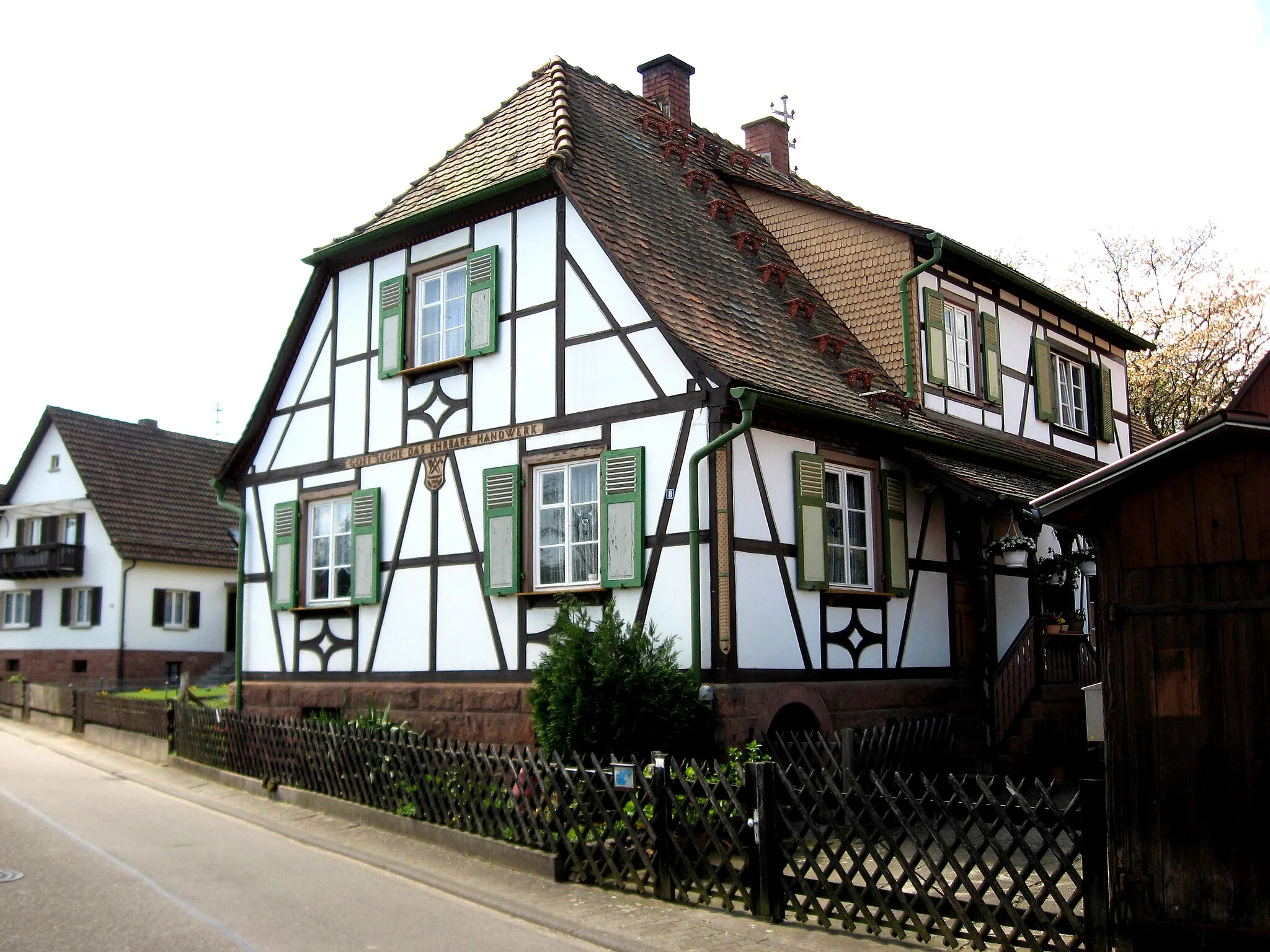 Photo showing: Fachwerkhaus Kapellenstraße 8 in Wernersberg;  geschnitzte Eckpfosten; im Schwellholz Inschrift: GOTT SEGNE DAS EHRBARE HANDWERK, darunter Zimmermannszeichen und Jahreszahl 1926