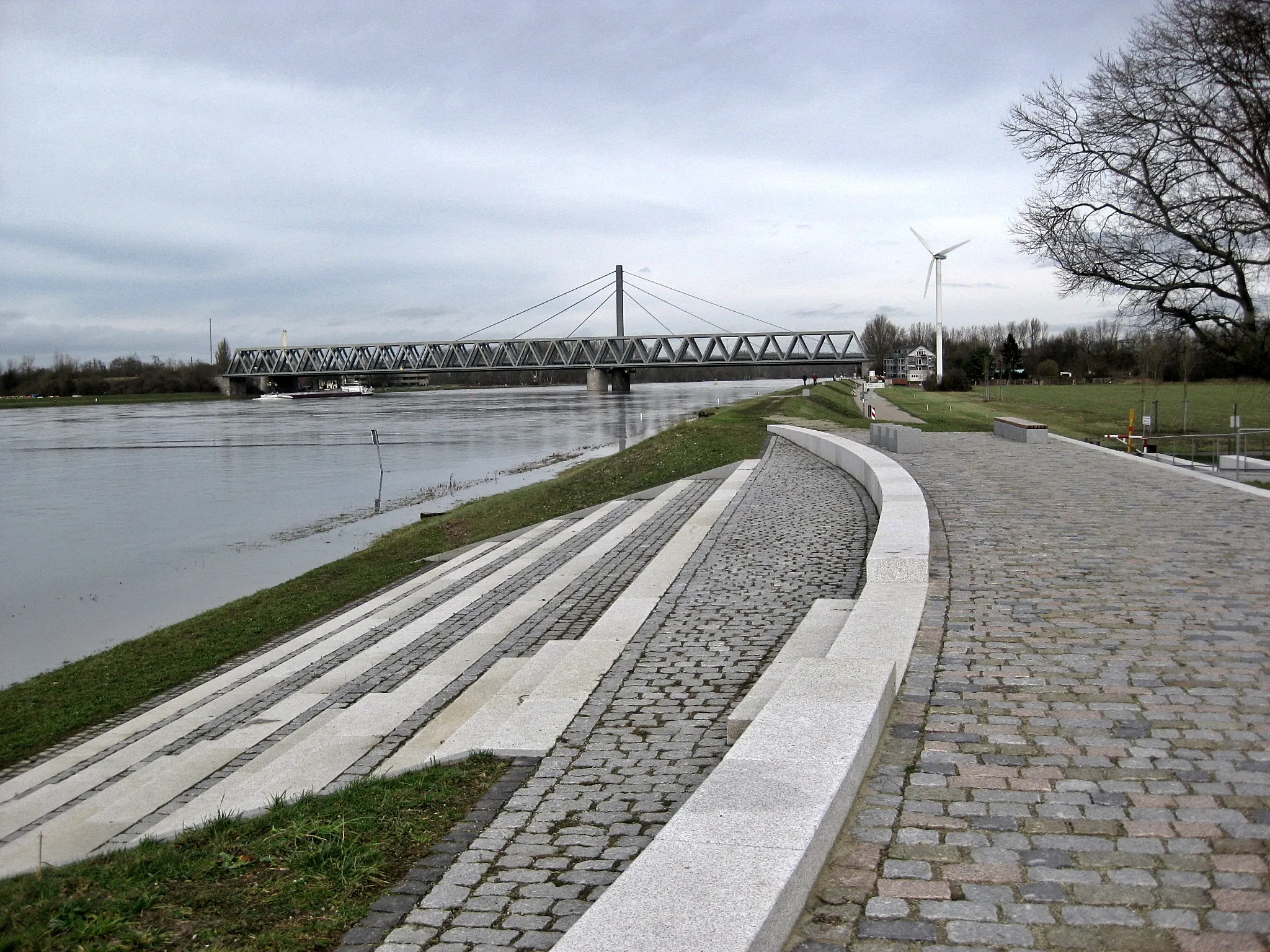 Photo showing: Rheinbrücke bei Wörth mit Rheinterrasse beim Hofgut Maxau (2012)