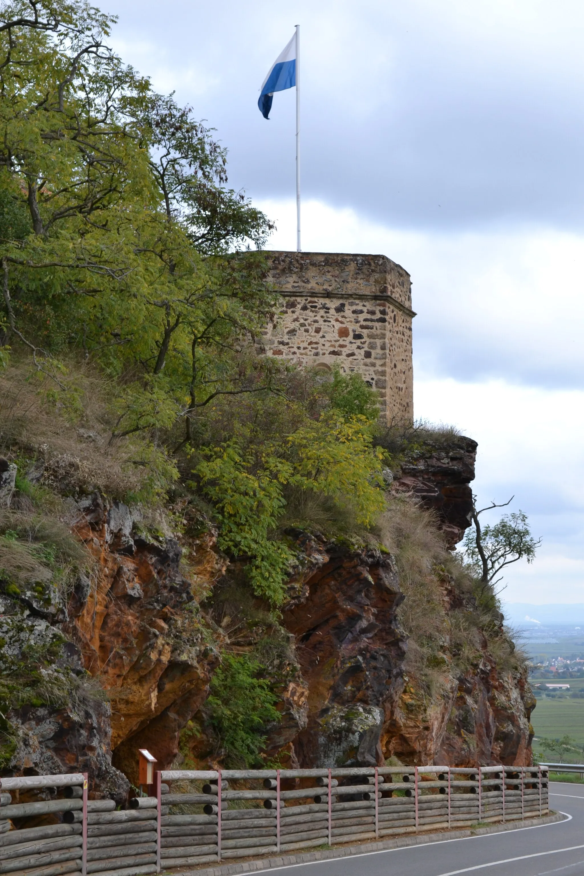 Photo showing: Part of Battenberg Castle with the so-called lightning tubes below (Rhineland-Palatinate, Germany)