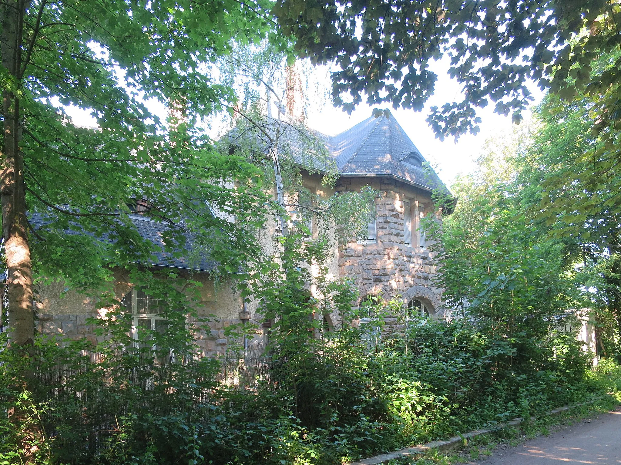 Photo showing: Former Station building in Worms-Herrnsheim (now privately owned)