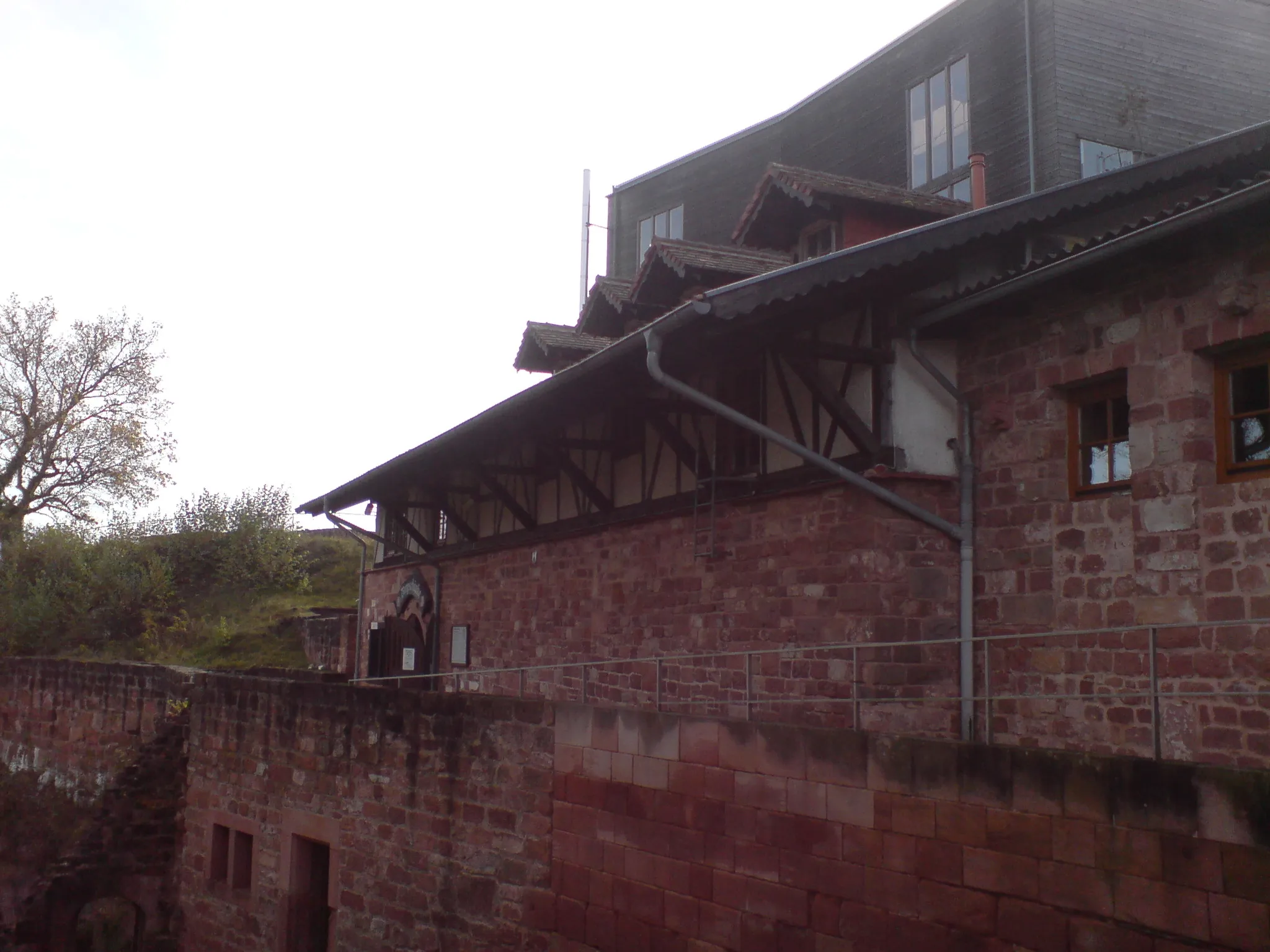 Photo showing: Die Burgschänke Burg Lemberg.