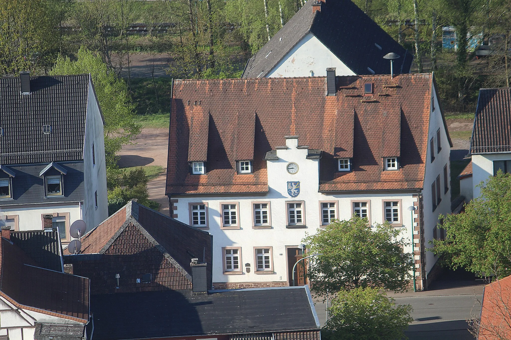 Photo showing: Rodalben, view from the rock "Kanzel" to the town hall