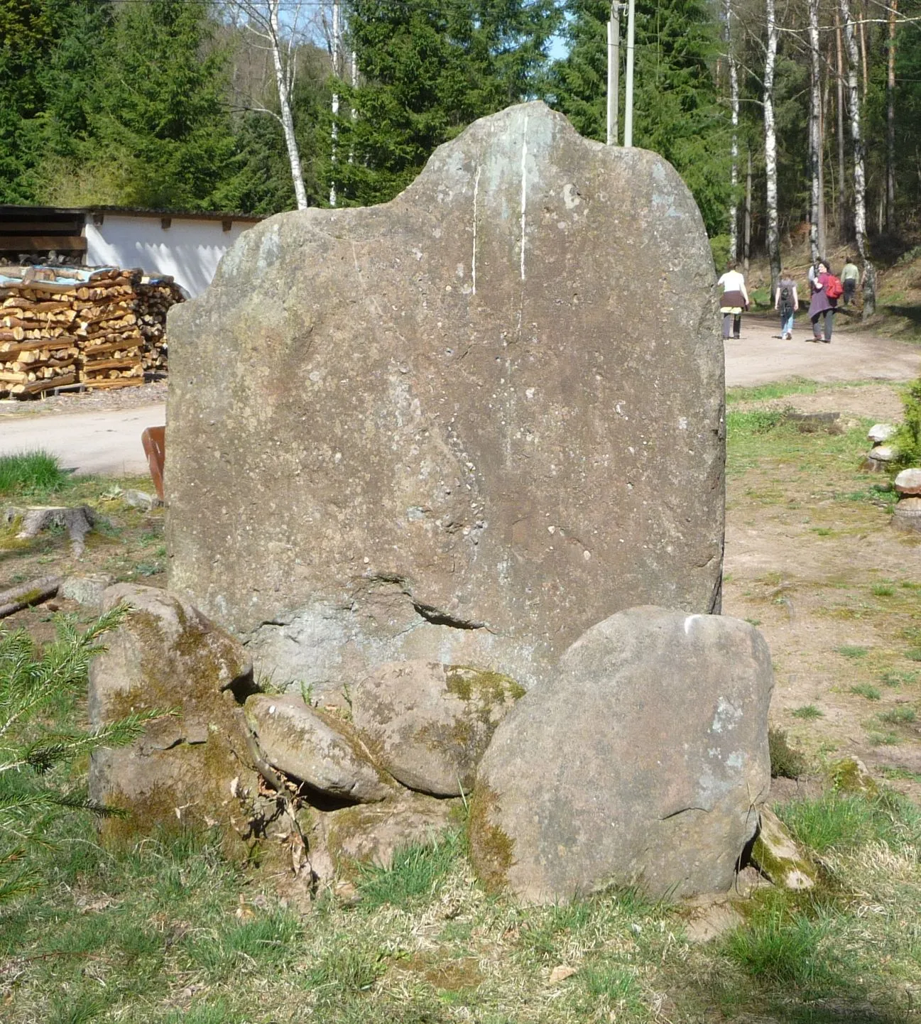 Photo showing: Gedenkstein für irgendwelche Förster (s. Rückseite)