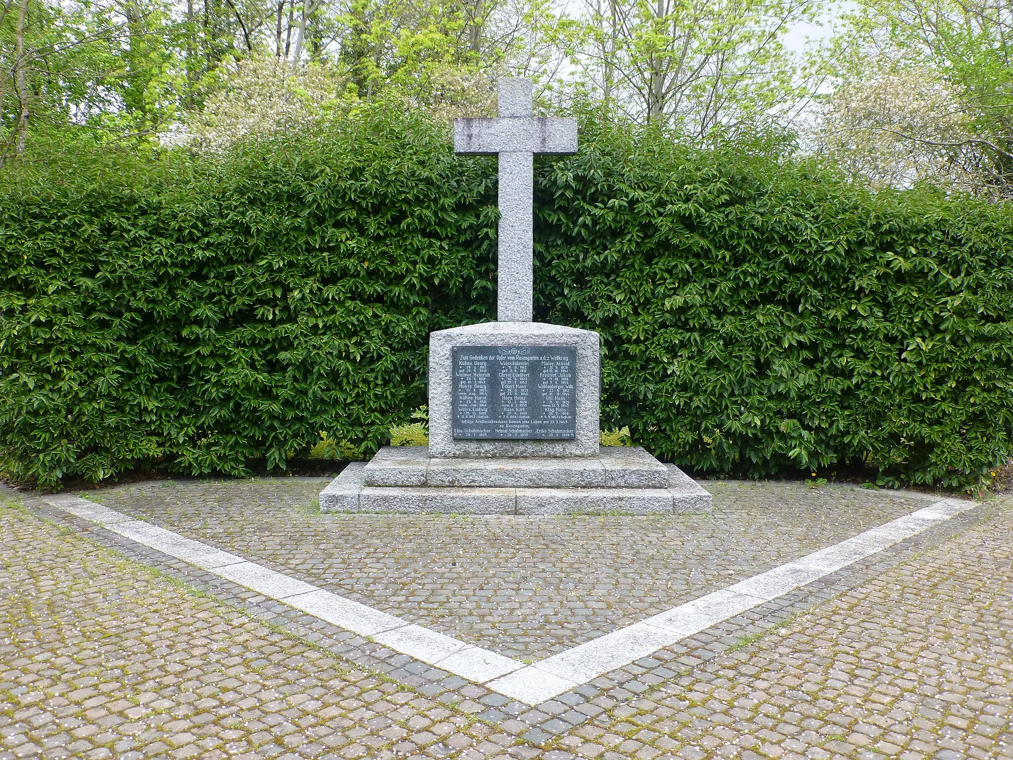 Photo showing: Gefallenen-Ehrenmal in Gedenken an den 2. Weltkrieg auf dem Waldfriedhof in Lampertheim-Rosengarten