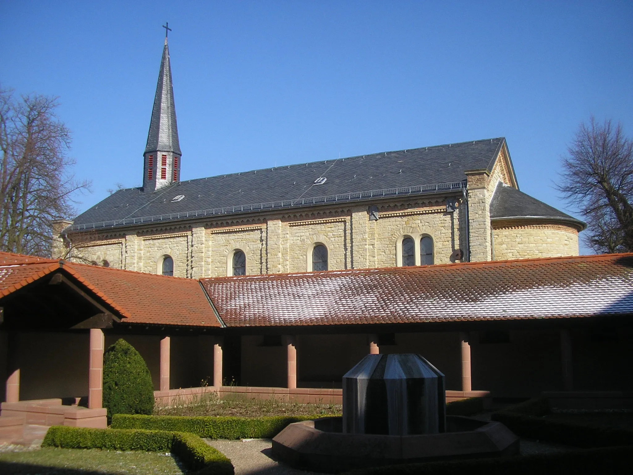 Photo showing: Church and cloister of the priorate Jakobsberg, Germany