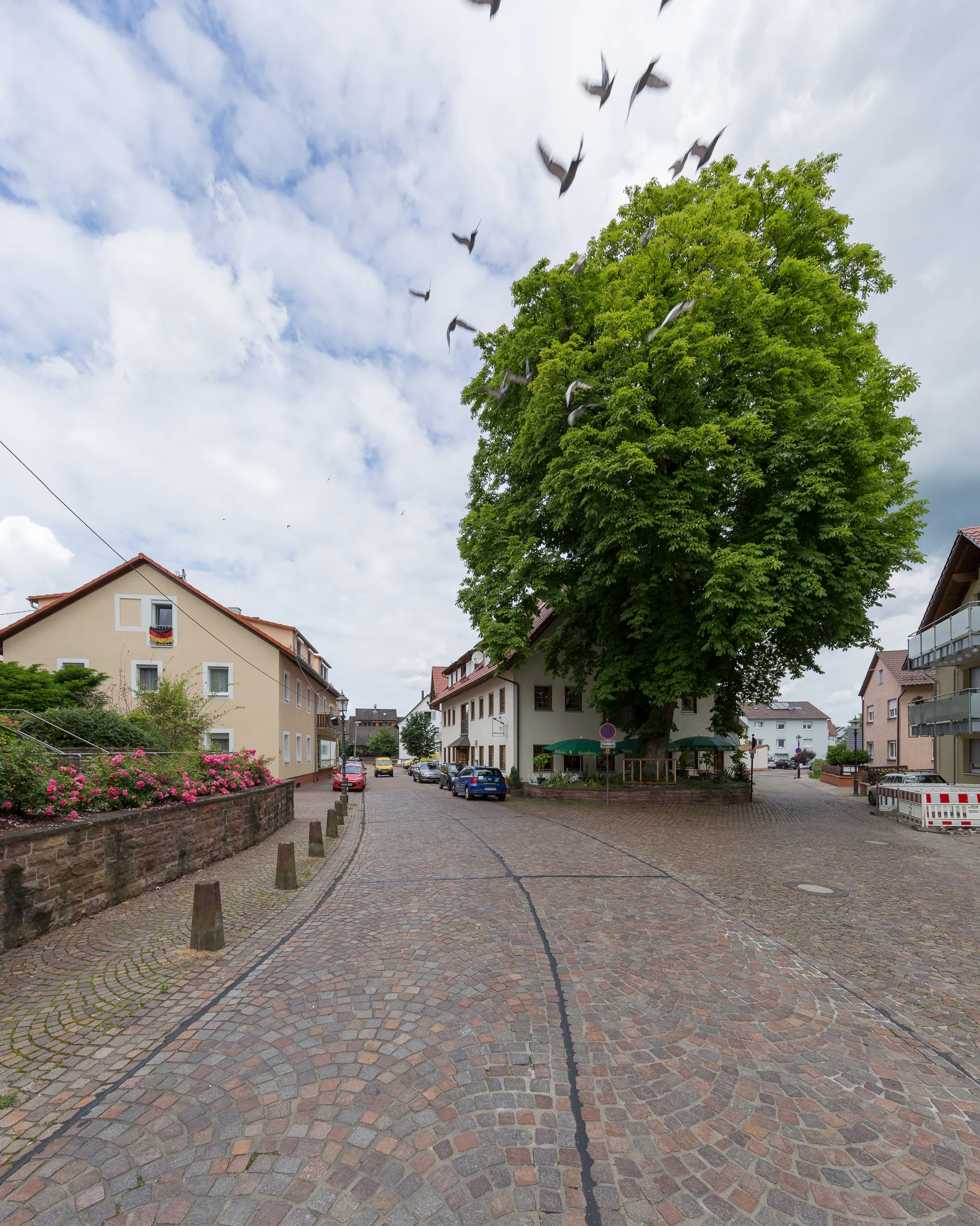 Photo showing: Die Einmündung der Werrenstraße auf die Ortsstraße in Stupferich