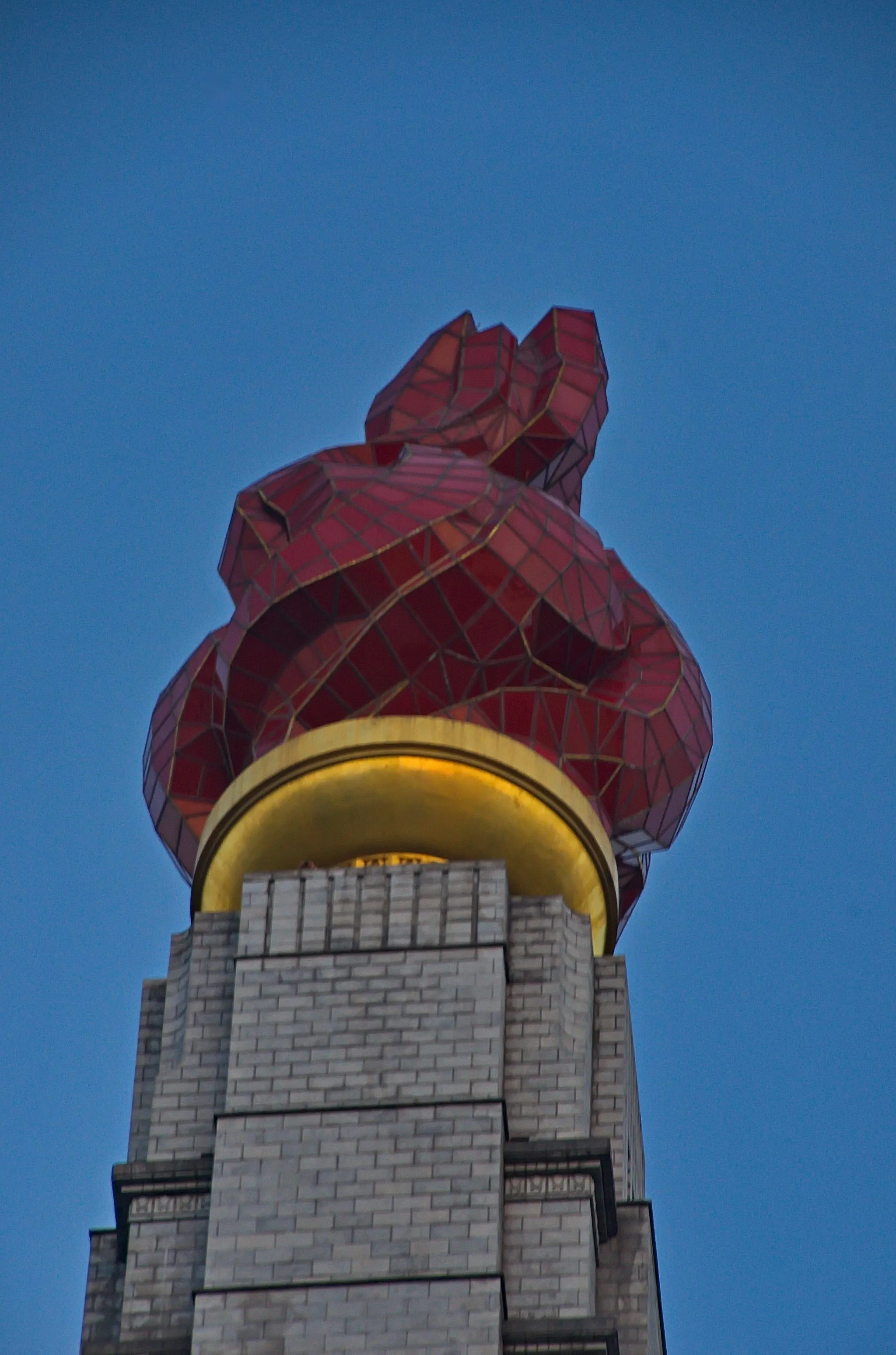 Photo showing: 1730 - Nordkorea 2015 - Pjöngjang - Juche Turm
Torch at the top of the Juche Tower in Pyongyang, North Korea