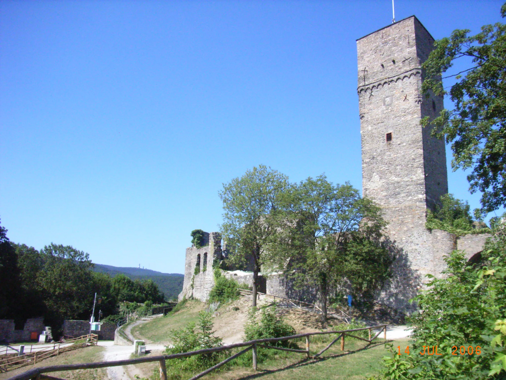 Photo showing: Burg Königstein/Taunus, zentraler Bauteil Nordwestflanke; Juli 2006