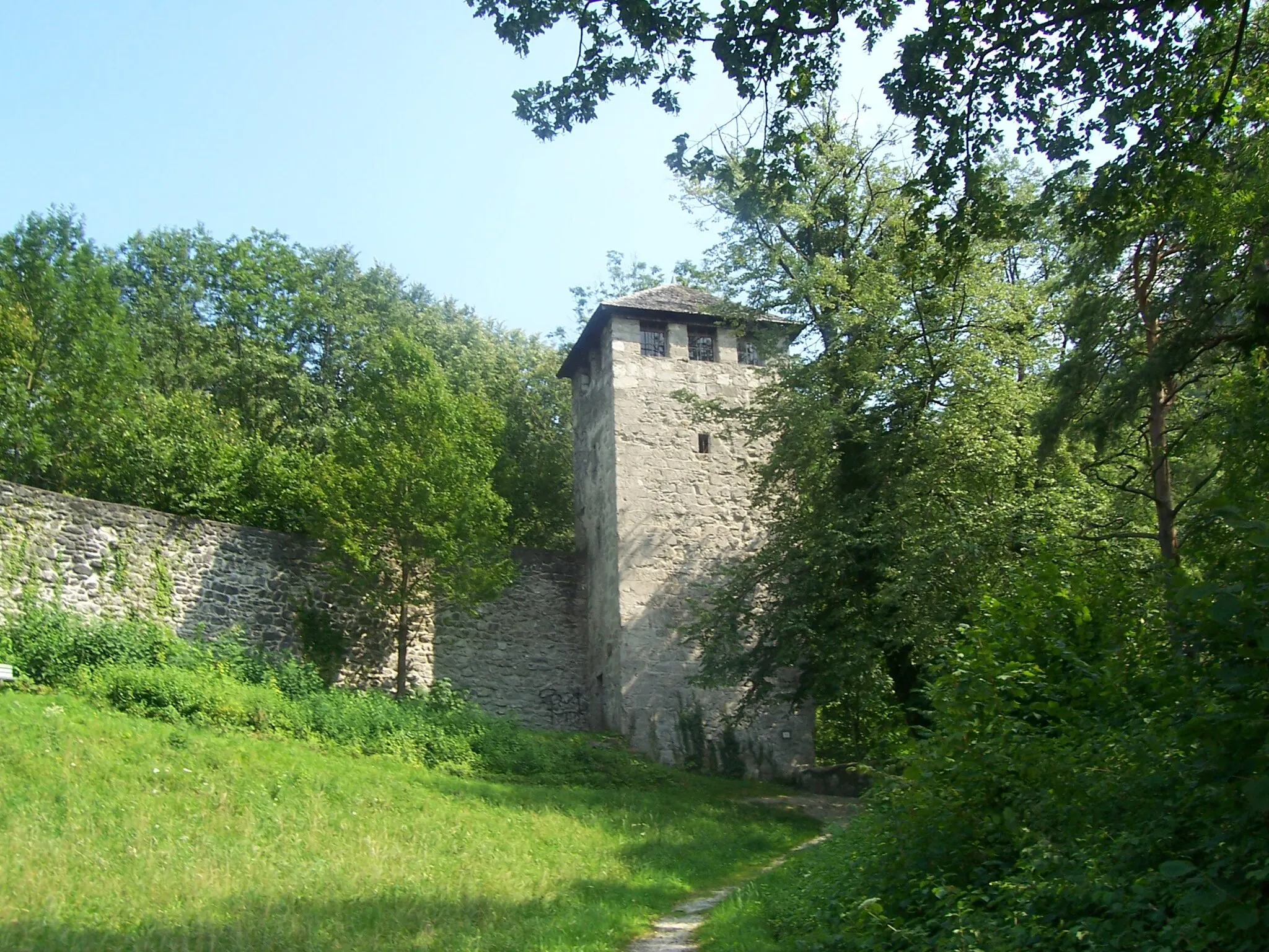 Photo showing: Pulverturm mit einem Teil der Stadtmauer von Bad Reichenhall