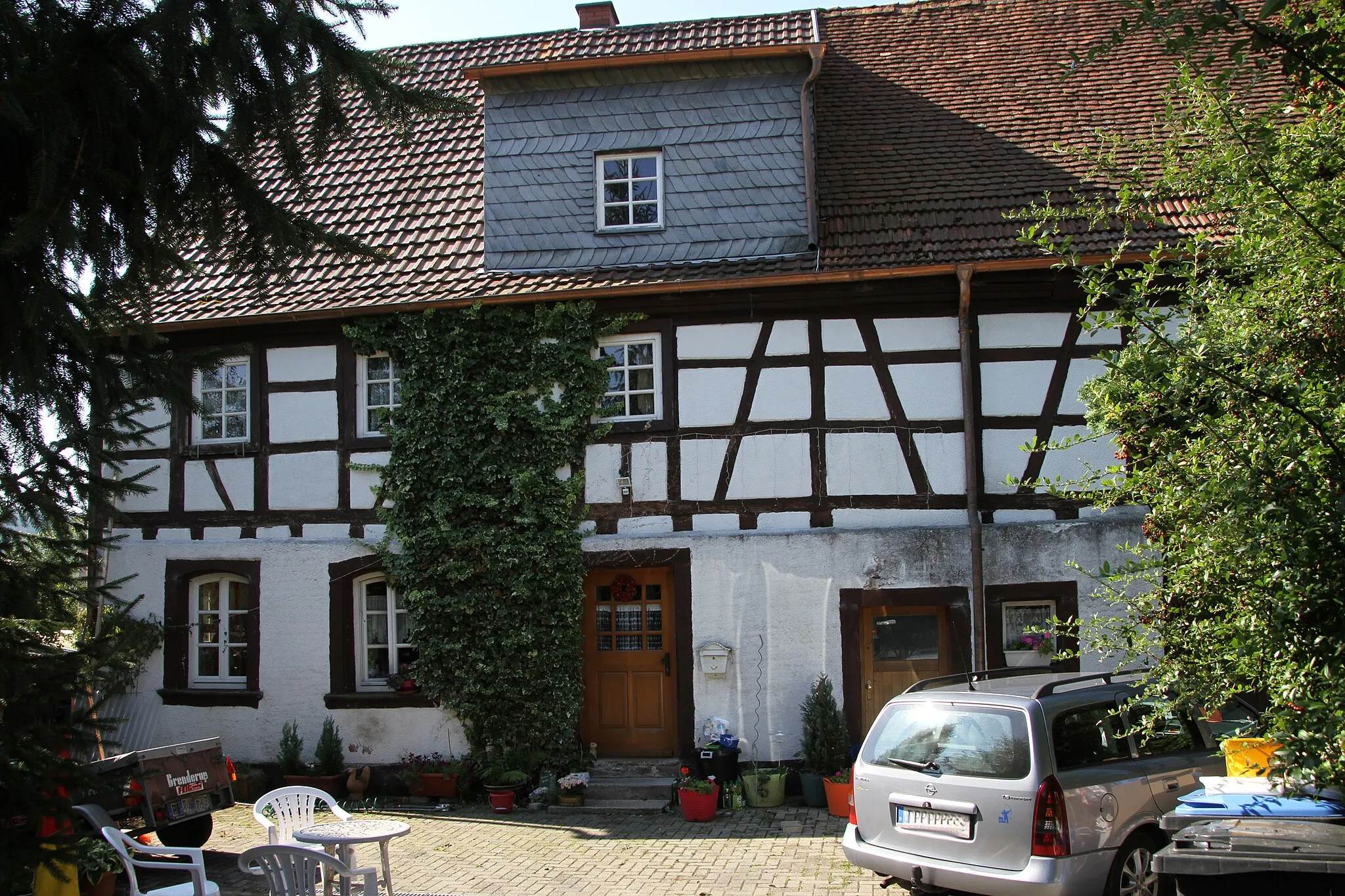 Photo showing: Münchweiler an der Rodalb, Hanauer Straße 17; Fachwerk-Quereinhaus, teilweise massiv, Krüppelwalmdach, um 1800.