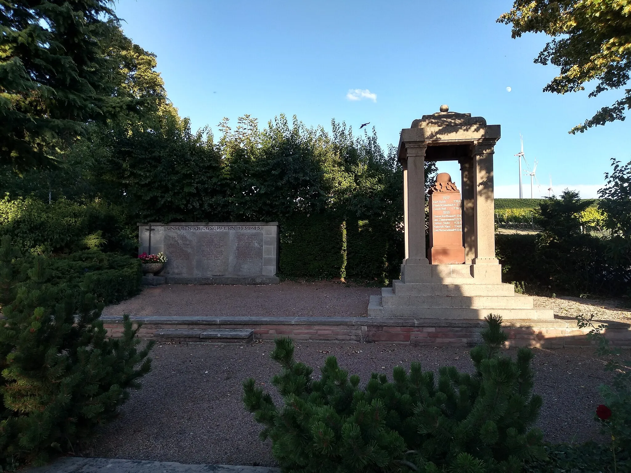 Photo showing: Denkmal zu Ehren der Gefallenen des 1. Weltkriegs auf dem Friedhof von Alzey-Dautenheim, Landkreis Alzey-Worms, Rheinland-Pfalz, Deutschland. Kulturdenkmal gemäß Denkmalliste des Landes Rheinland-Pfalz (Stand: 31. Juli 2018). Reliefierte Stele unter Baldachin, erste Hälfte der 1920er Jahre.