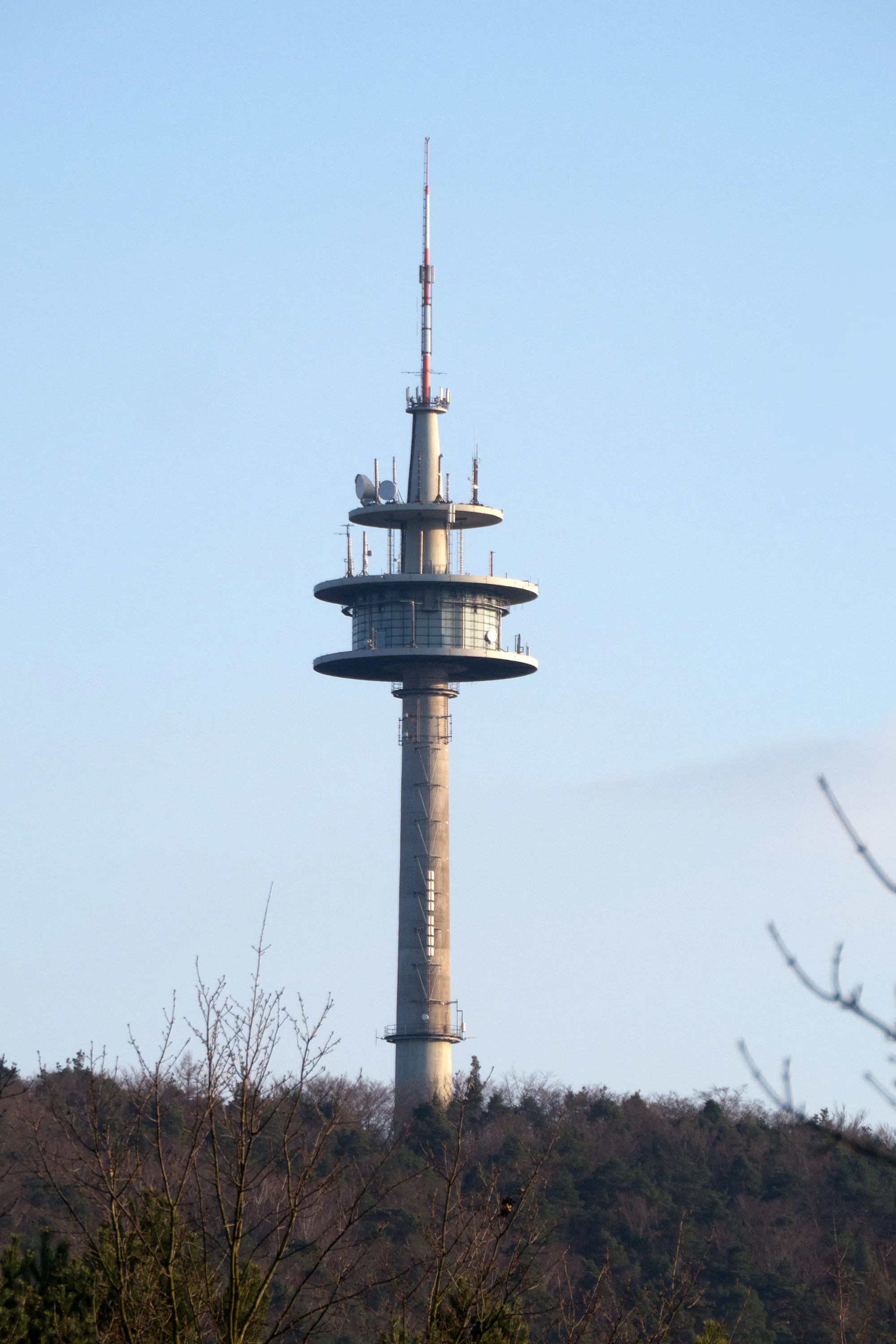 Photo showing: Der Fernmeldeturm Dansenberg bei Kaiserslautern