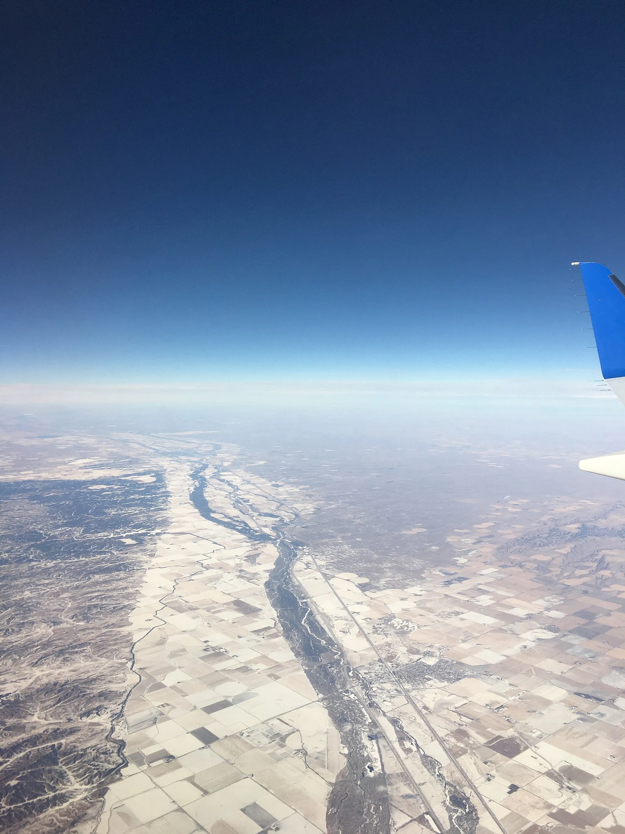 Photo showing: Aerial view of the Platte River and the Interstate 80 corridor at Gothenburg, Nebraska, USA. Location determined using camera timestamp and data from flightaware.com.