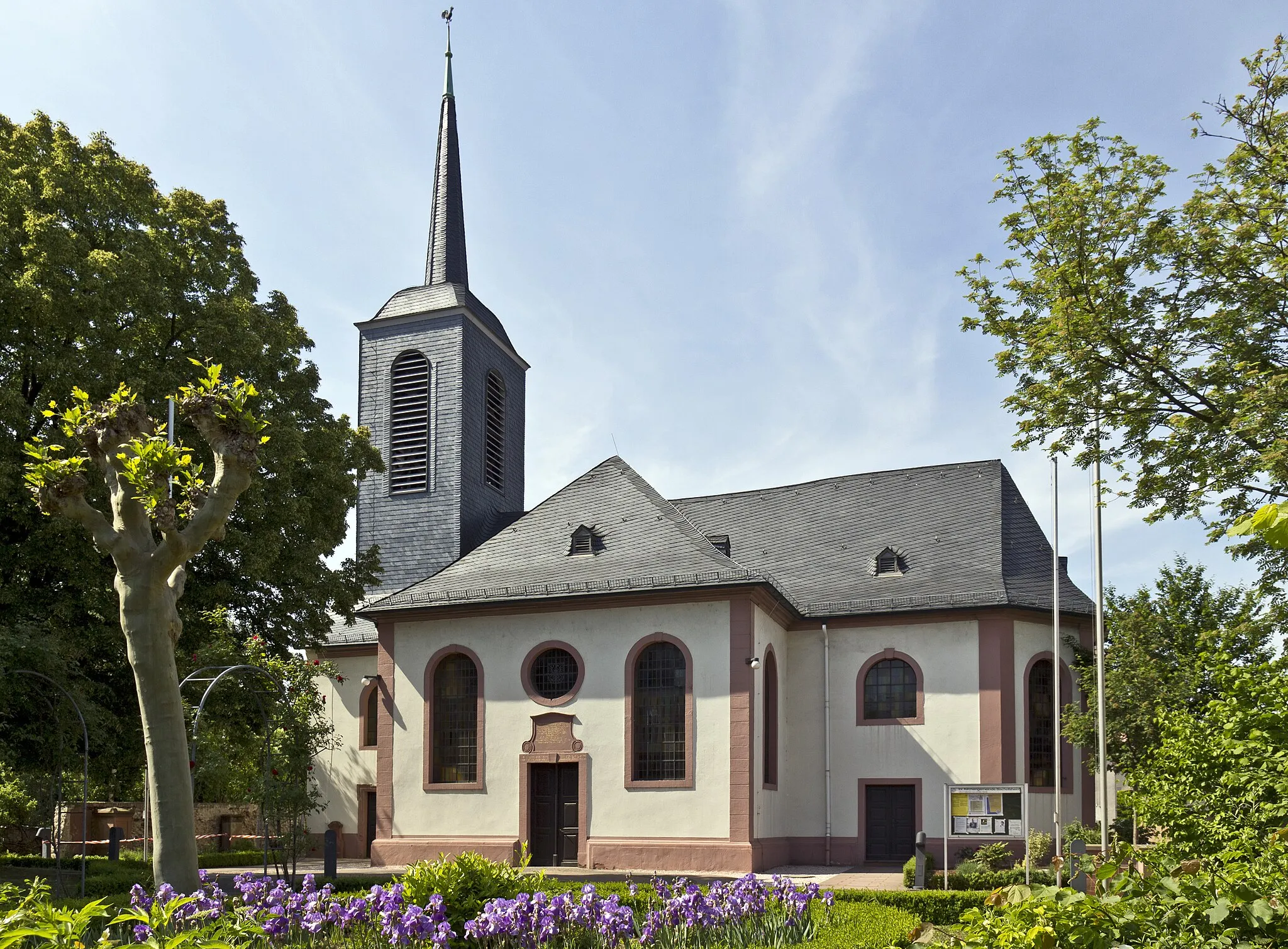 Photo showing: Bischofsheim (Mainspitze), evangelische Kirche