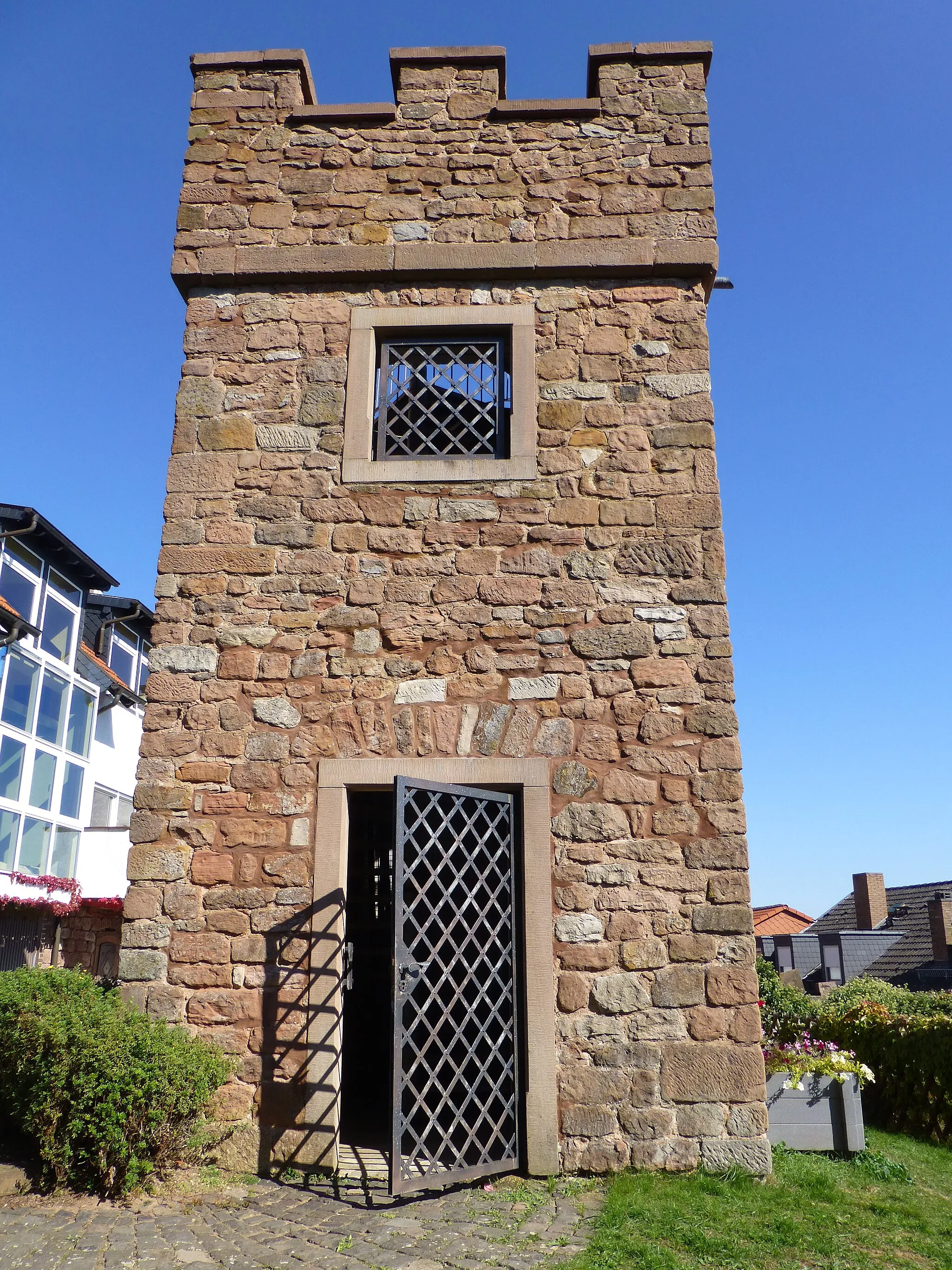 Photo showing: Der Glockenturm in Stauf, Südwestseite mit Eingang