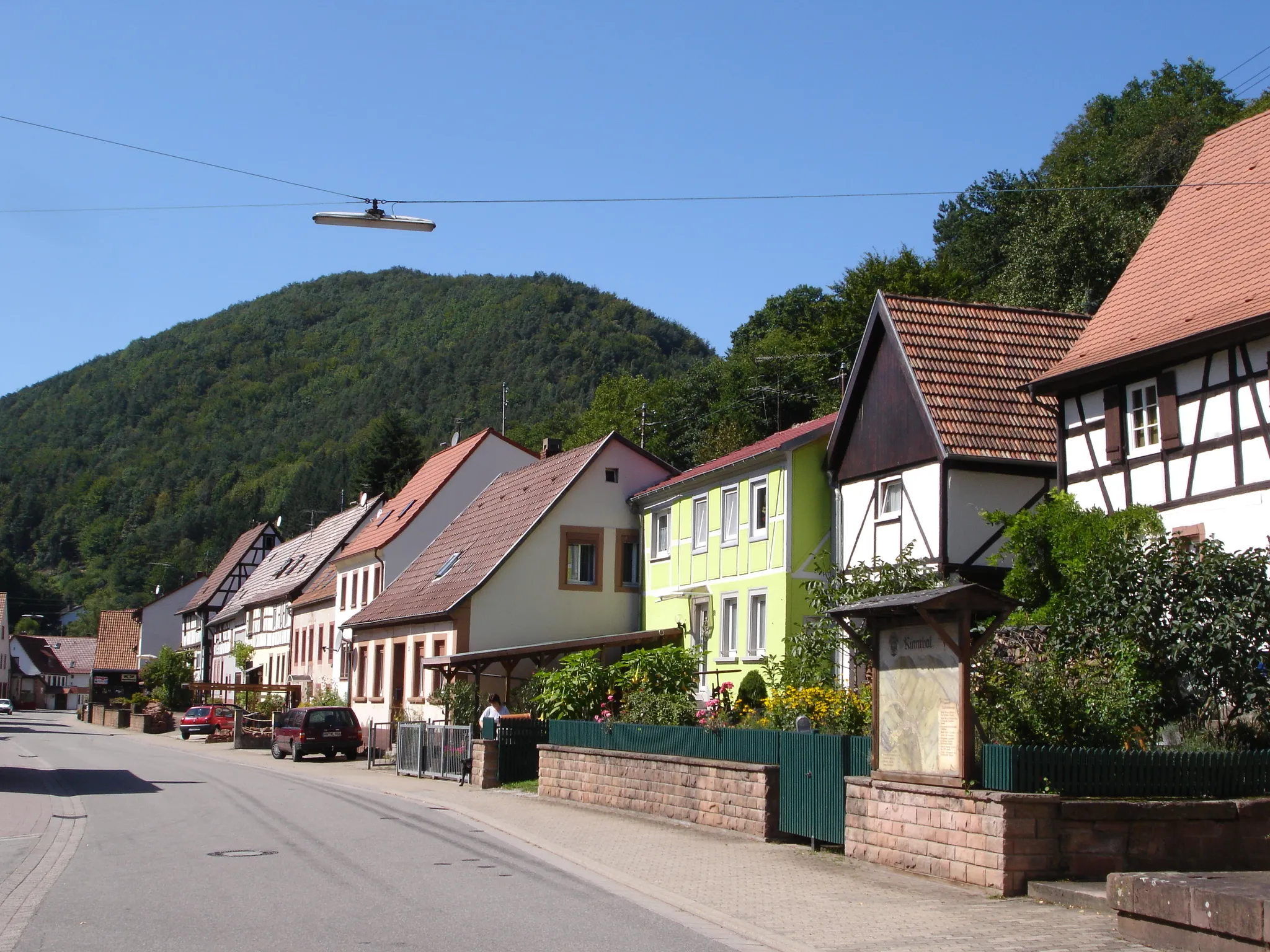 Photo showing: entlang der Hauptstrasse in Rinnthal
