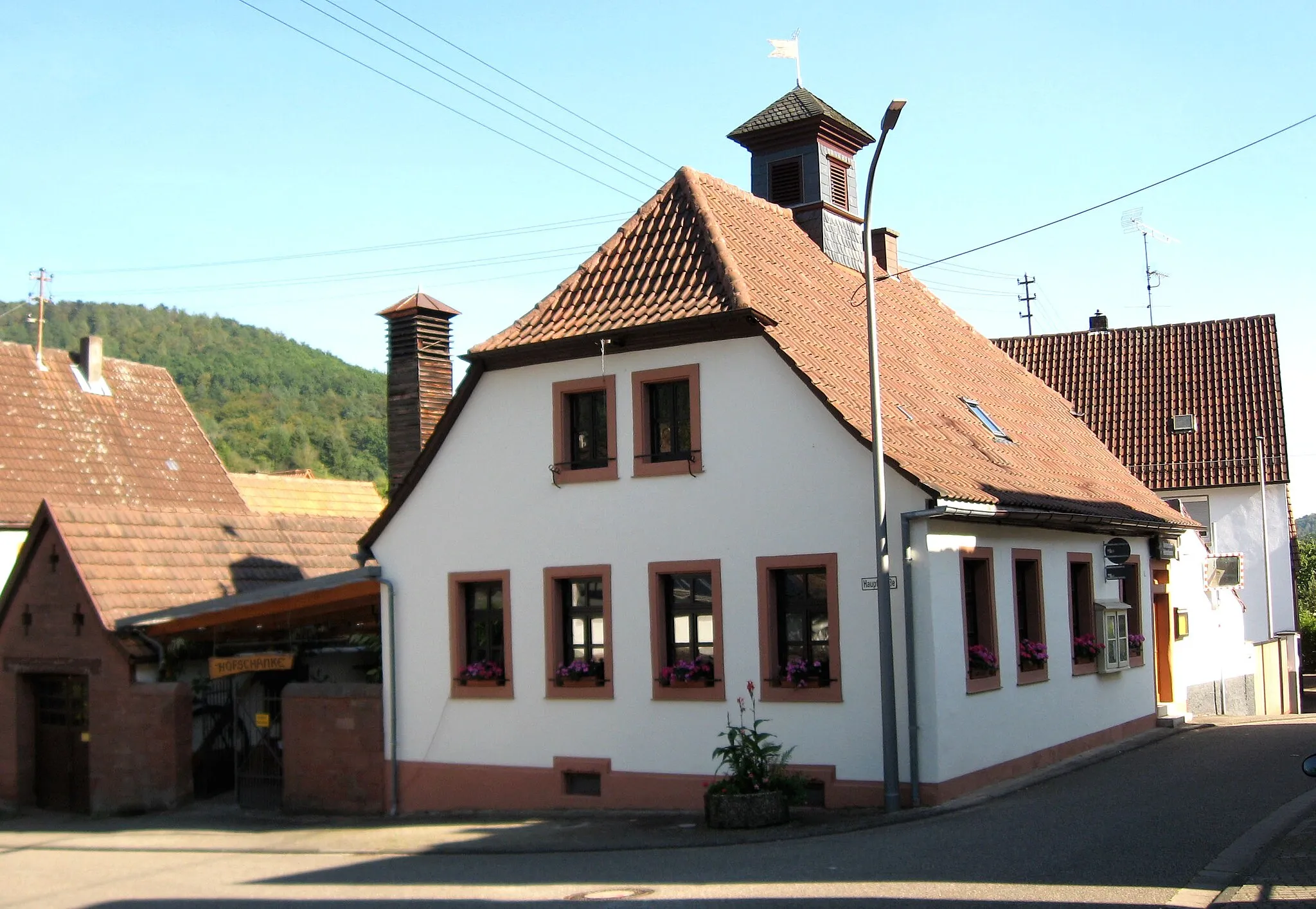 Photo showing: ehemalige Schule, Kirchstraße 2 in Eußerthal; eingeschossiger spätbarocker Krüppelwalmdachbau