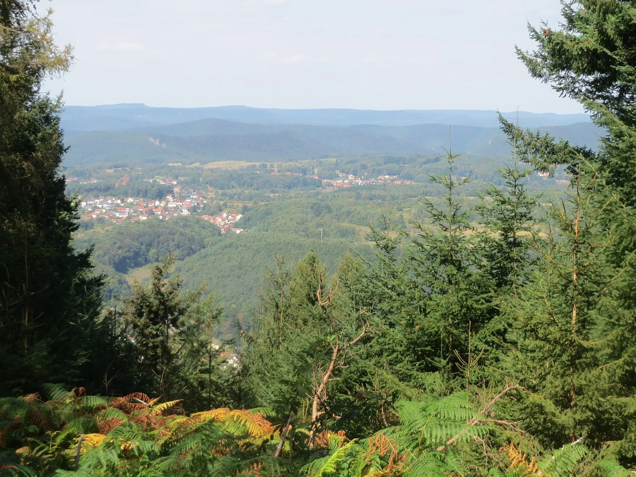 Photo showing: Ausblick vom Abtskopf bei Klingenmünster auf Gossersweiler-Stein