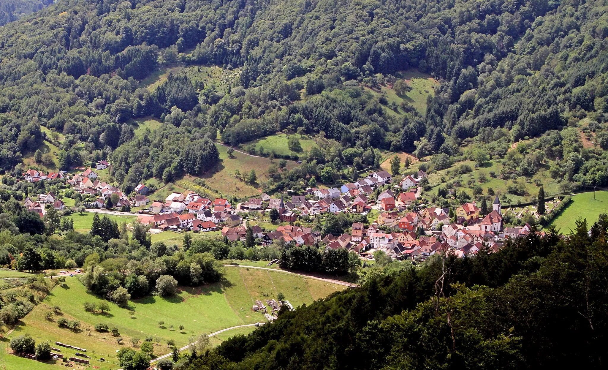 Photo showing: View of Dernbach (Pfalz) from Neuscharfeneck