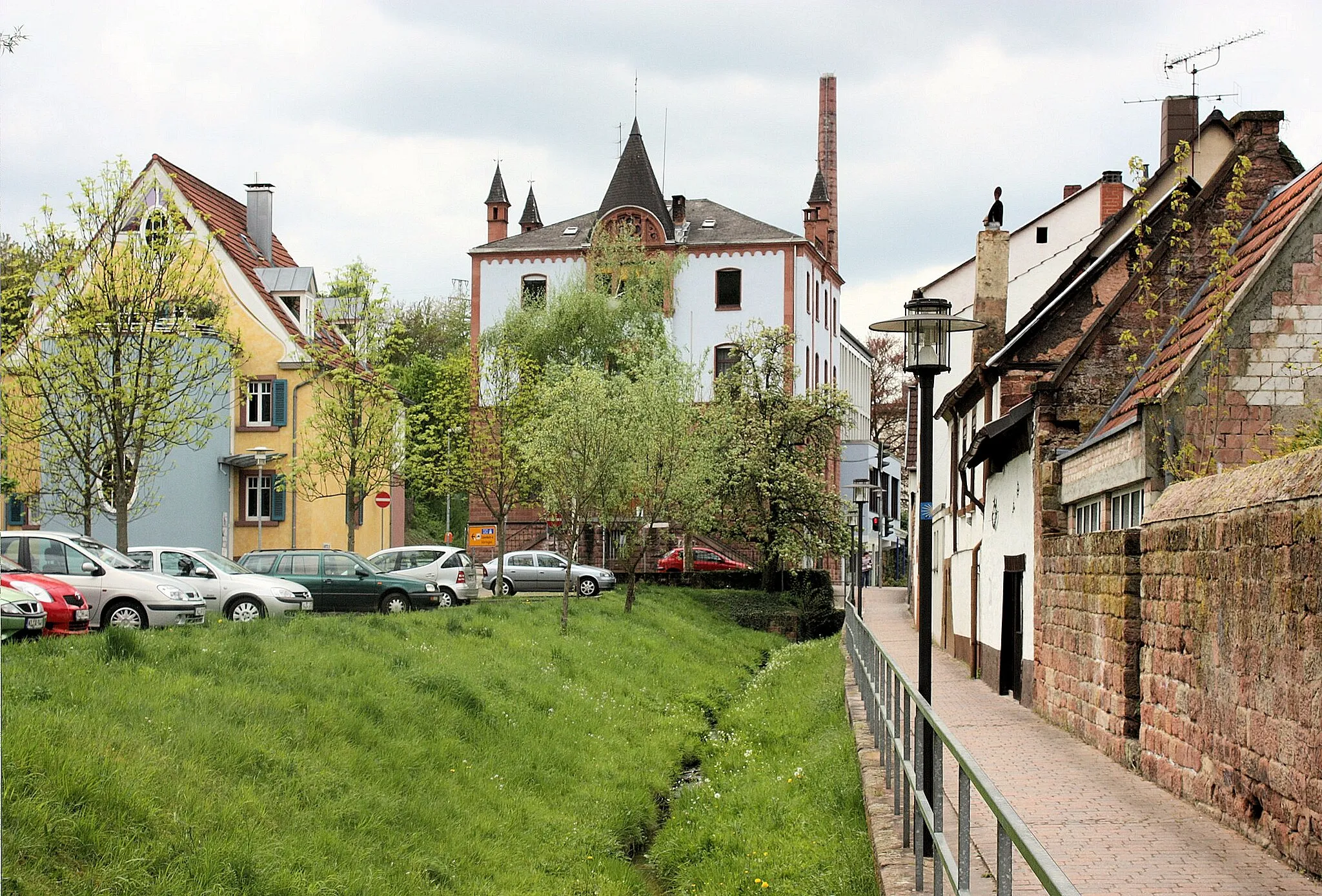 Photo showing: Otterberg, the brook "Gräfenthaler Bach", view to the town hall
