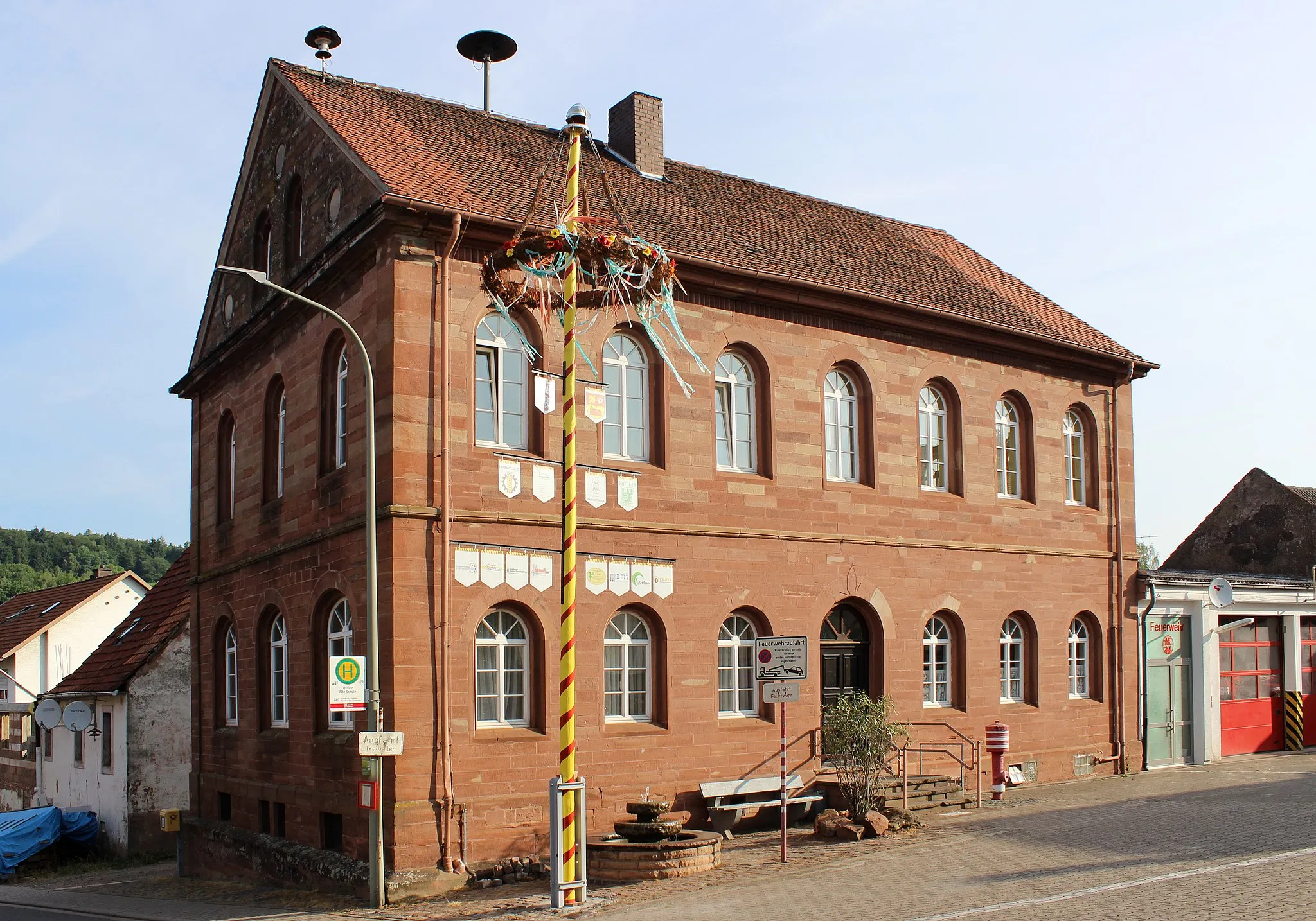 Photo showing: Ehemaliges Schulhaus aus dem 19. Jh. in Dellfeld, Kreis Südwestpfalz, Rheinland-Pfalz